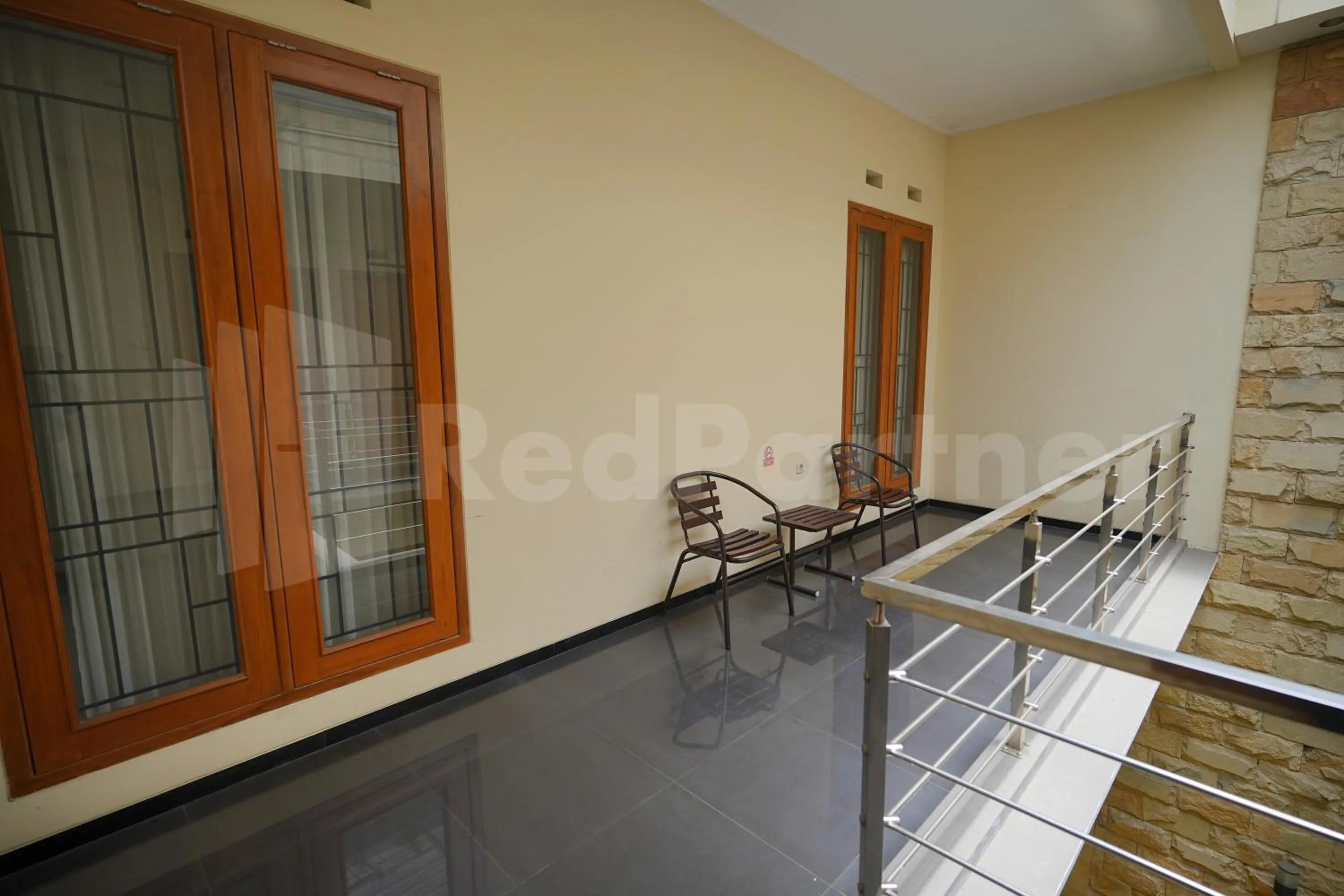 Balcony/Terrace in One & Quin Guest House Syariah Mitra RedDoorz