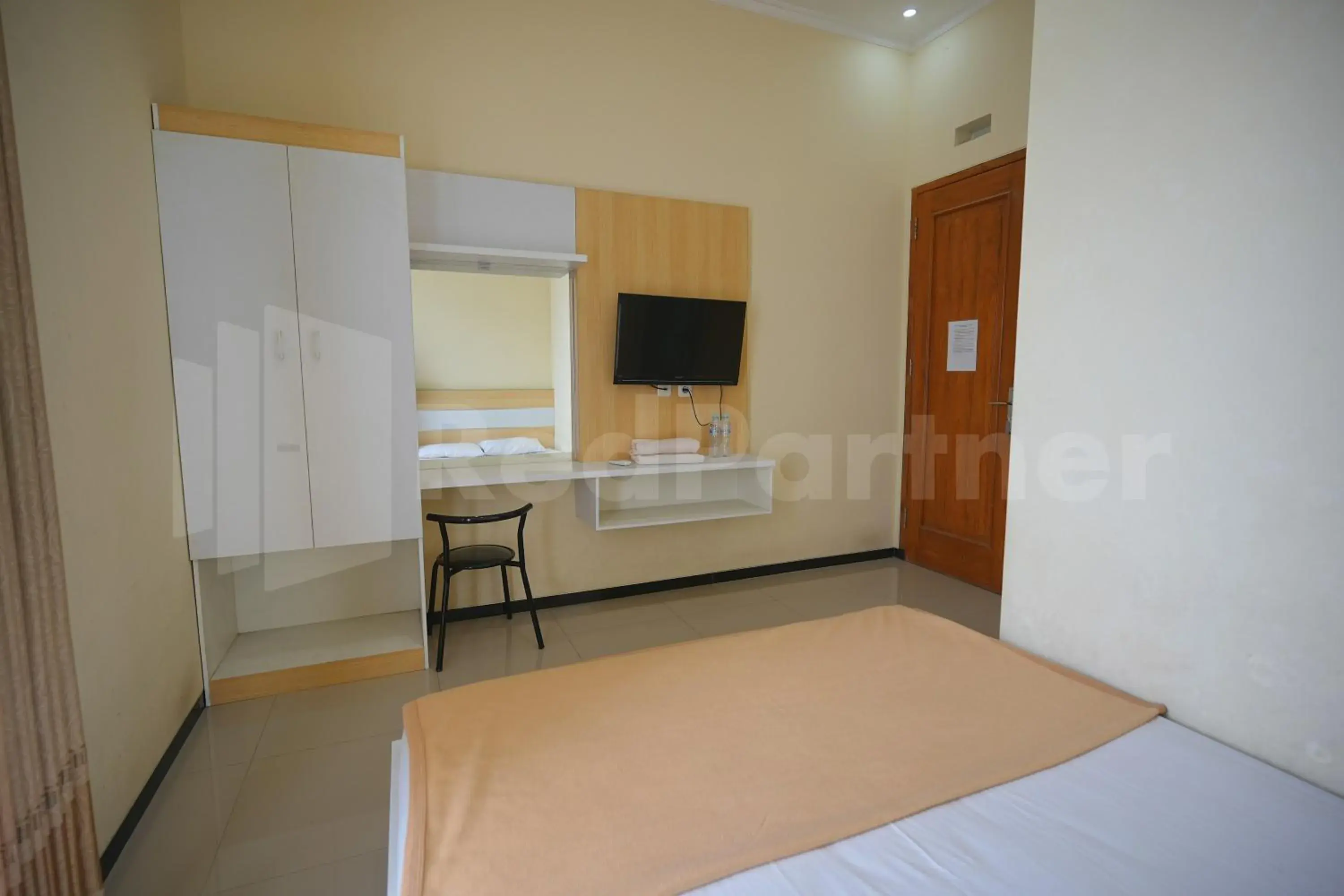 Standard Double Room in One & Quin Guest House Syariah Mitra RedDoorz Standard Double Room in One & Quin Guest House Syariah Mitra RedDoorz