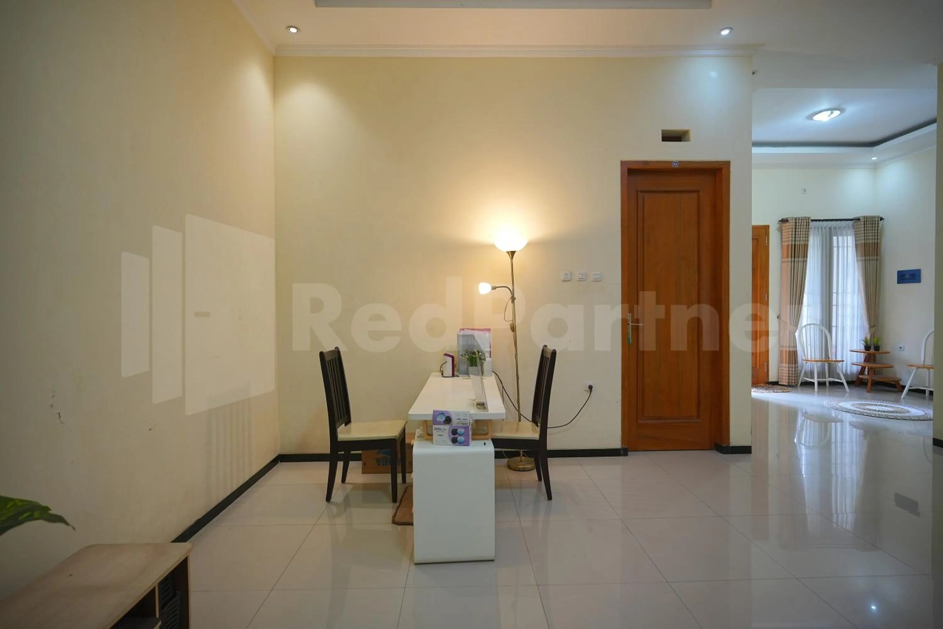 Lobby or reception in One & Quin Guest House Syariah Mitra RedDoorz