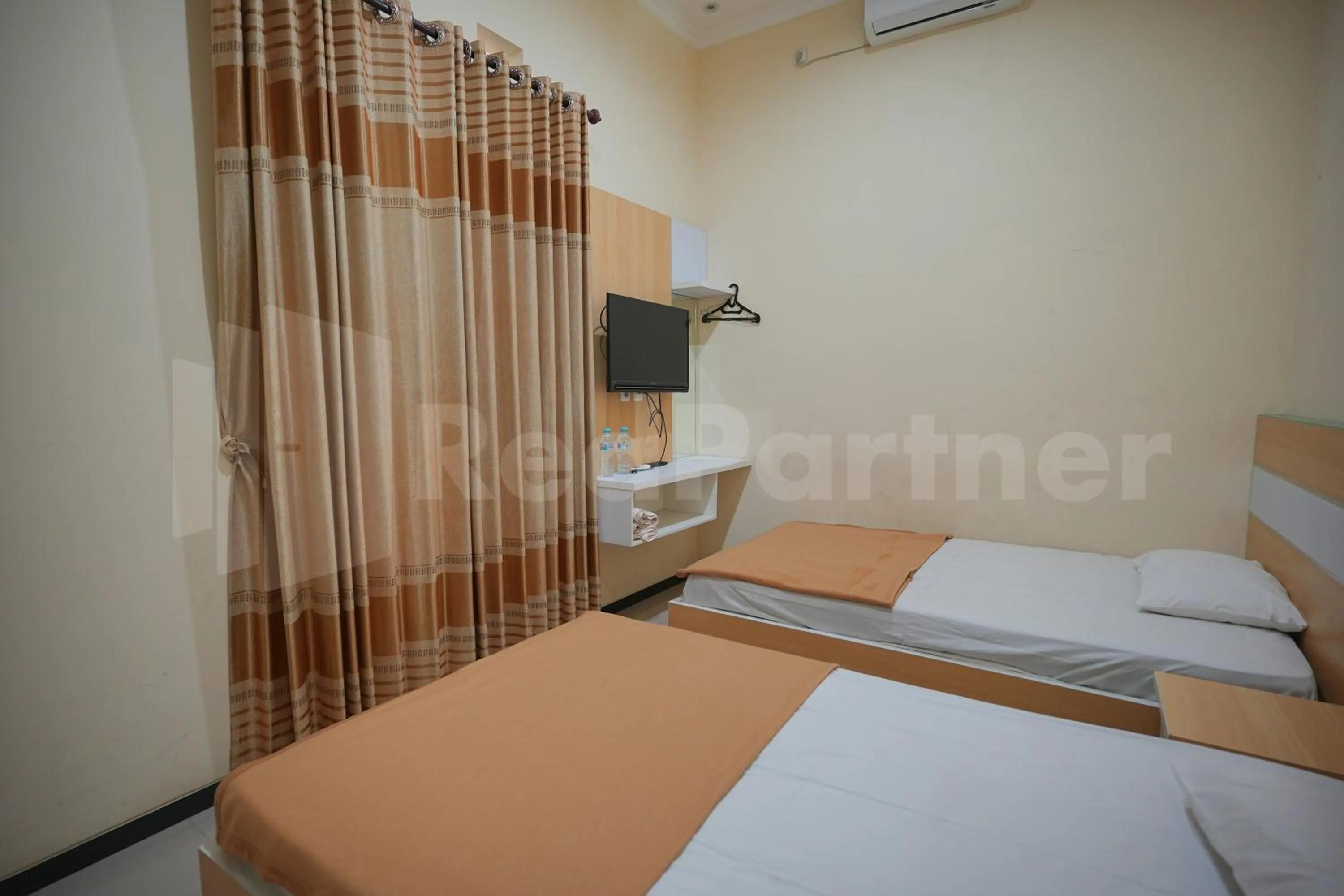 Bedroom, Bed in One & Quin Guest House Syariah Mitra RedDoorz