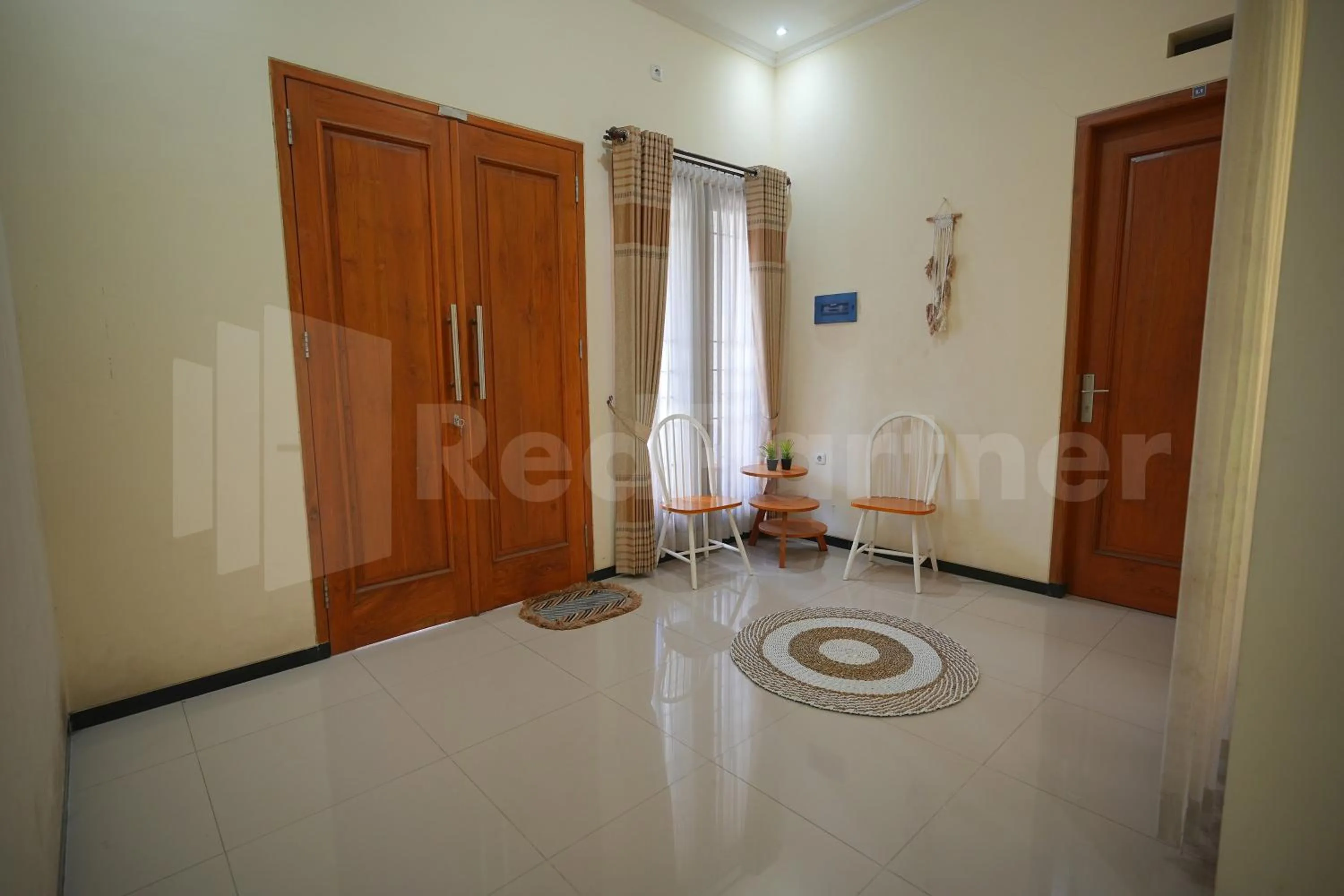 Seating area in One & Quin Guest House Syariah Mitra RedDoorz