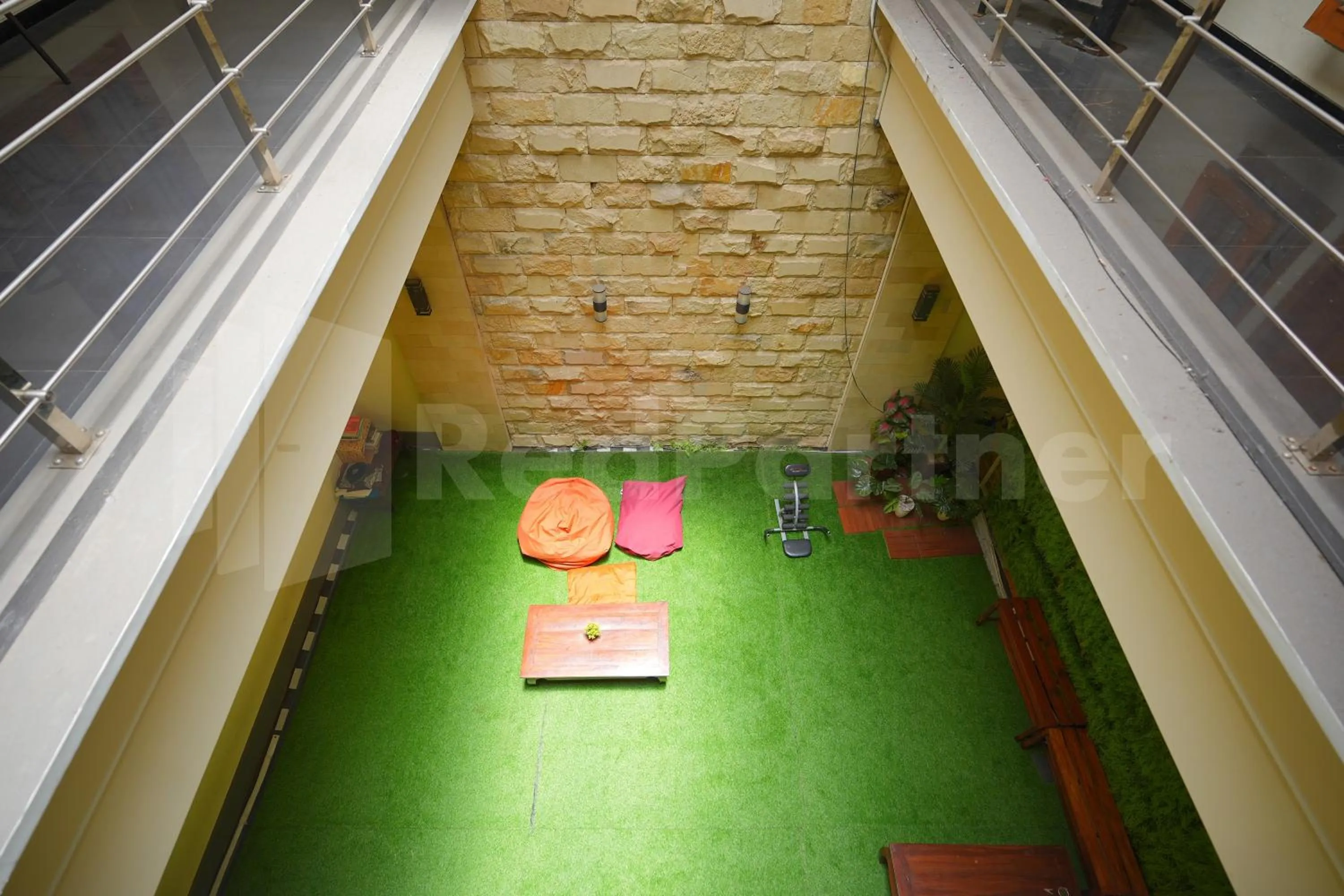 Living room in One & Quin Guest House Syariah Mitra RedDoorz