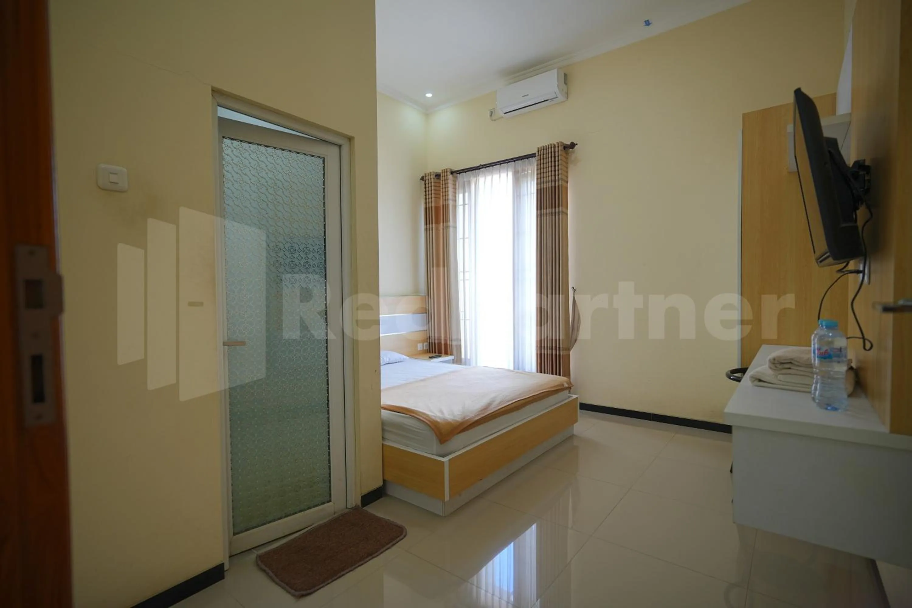Bedroom, Bed in One & Quin Guest House Syariah Mitra RedDoorz