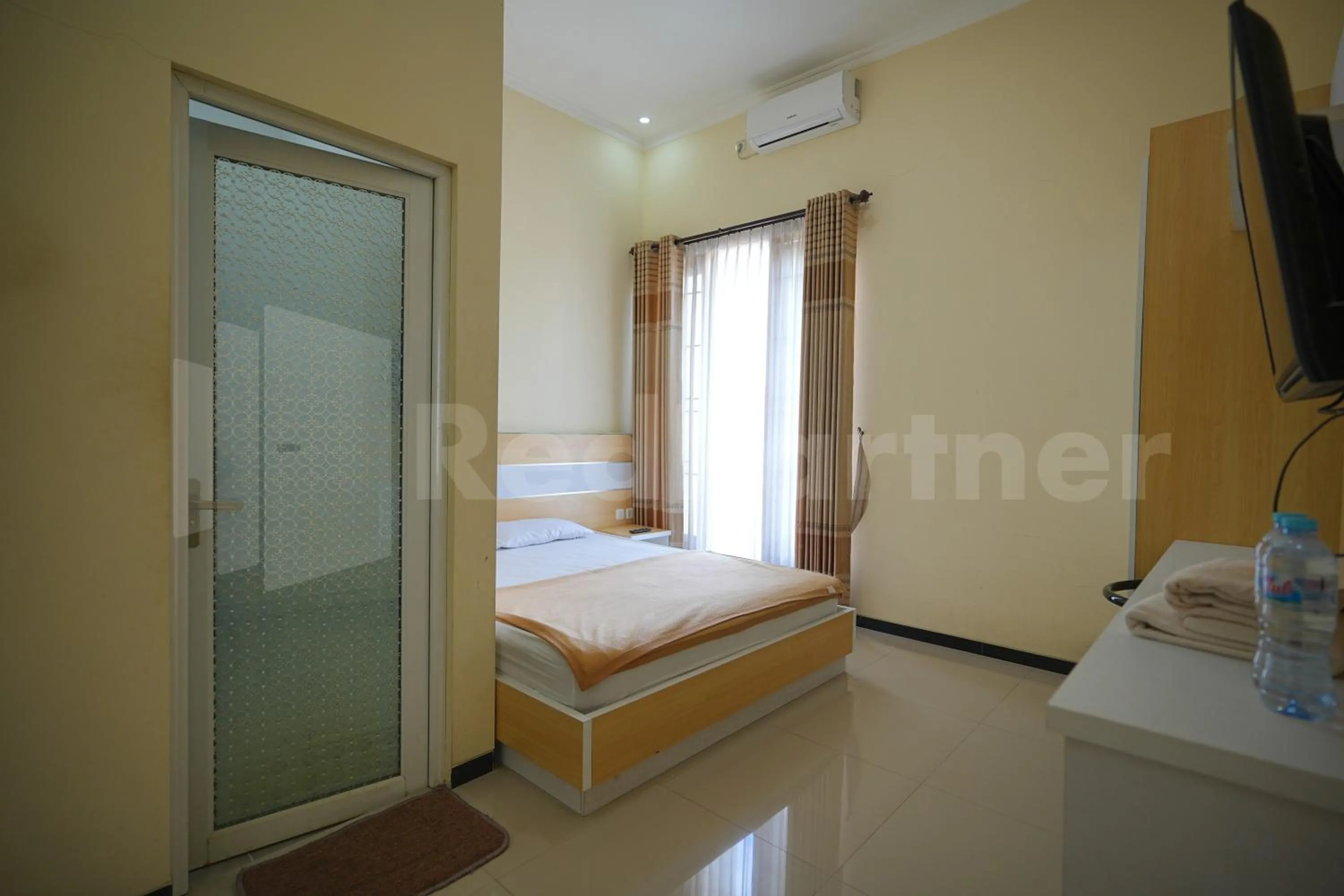 Bedroom, Bed in One & Quin Guest House Syariah Mitra RedDoorz