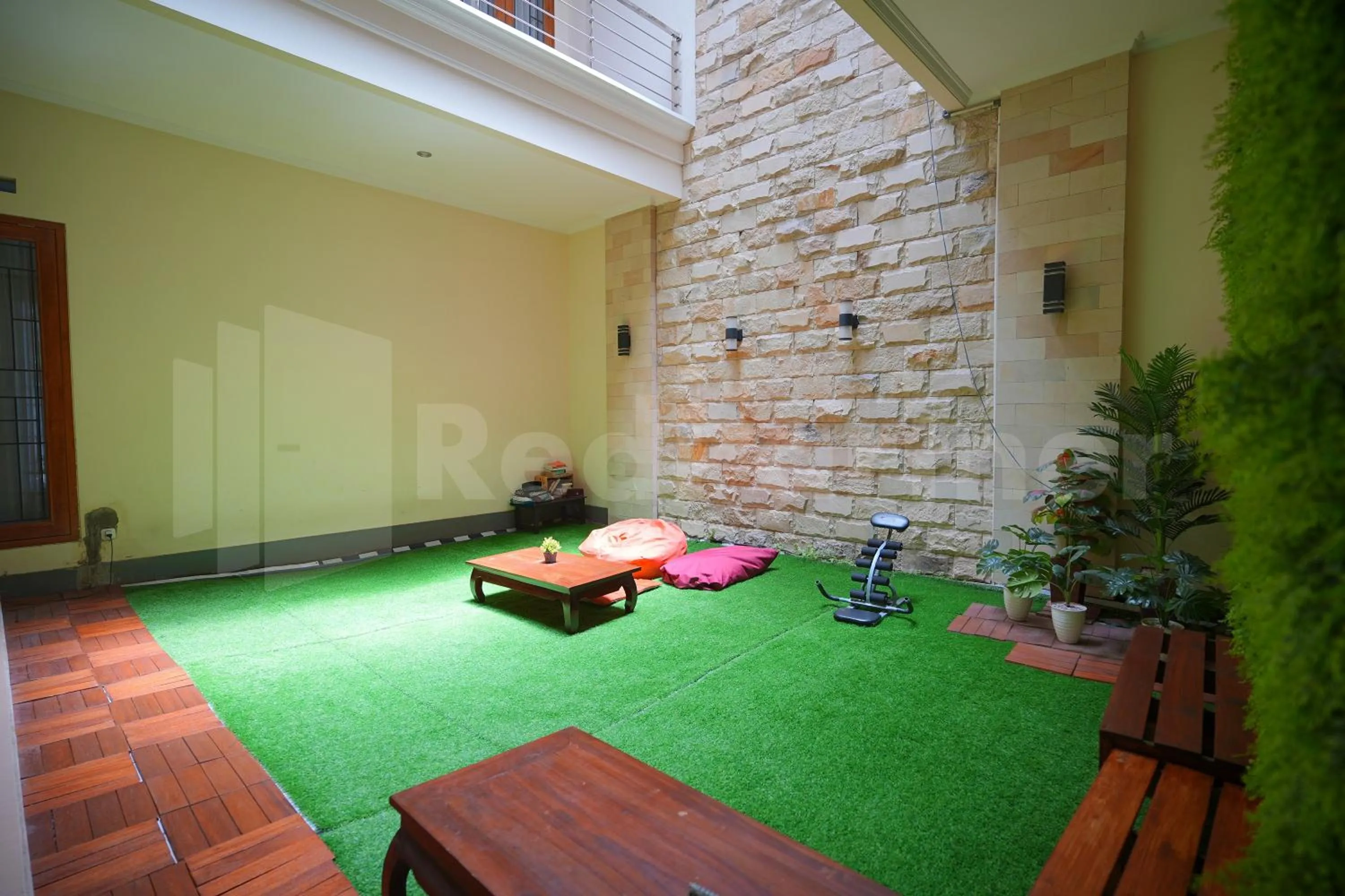 Living room in One & Quin Guest House Syariah Mitra RedDoorz