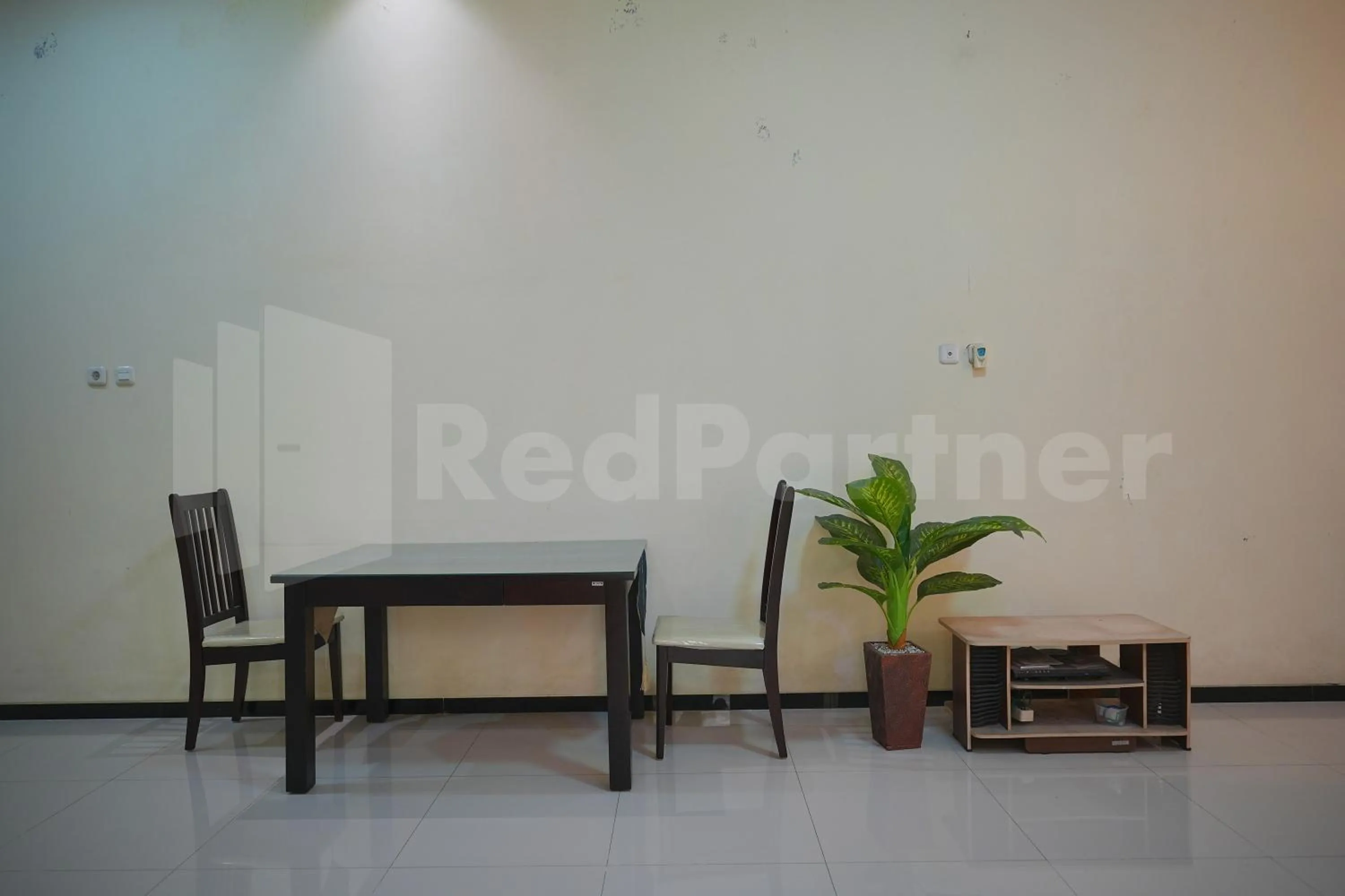 Seating area in One & Quin Guest House Syariah Mitra RedDoorz