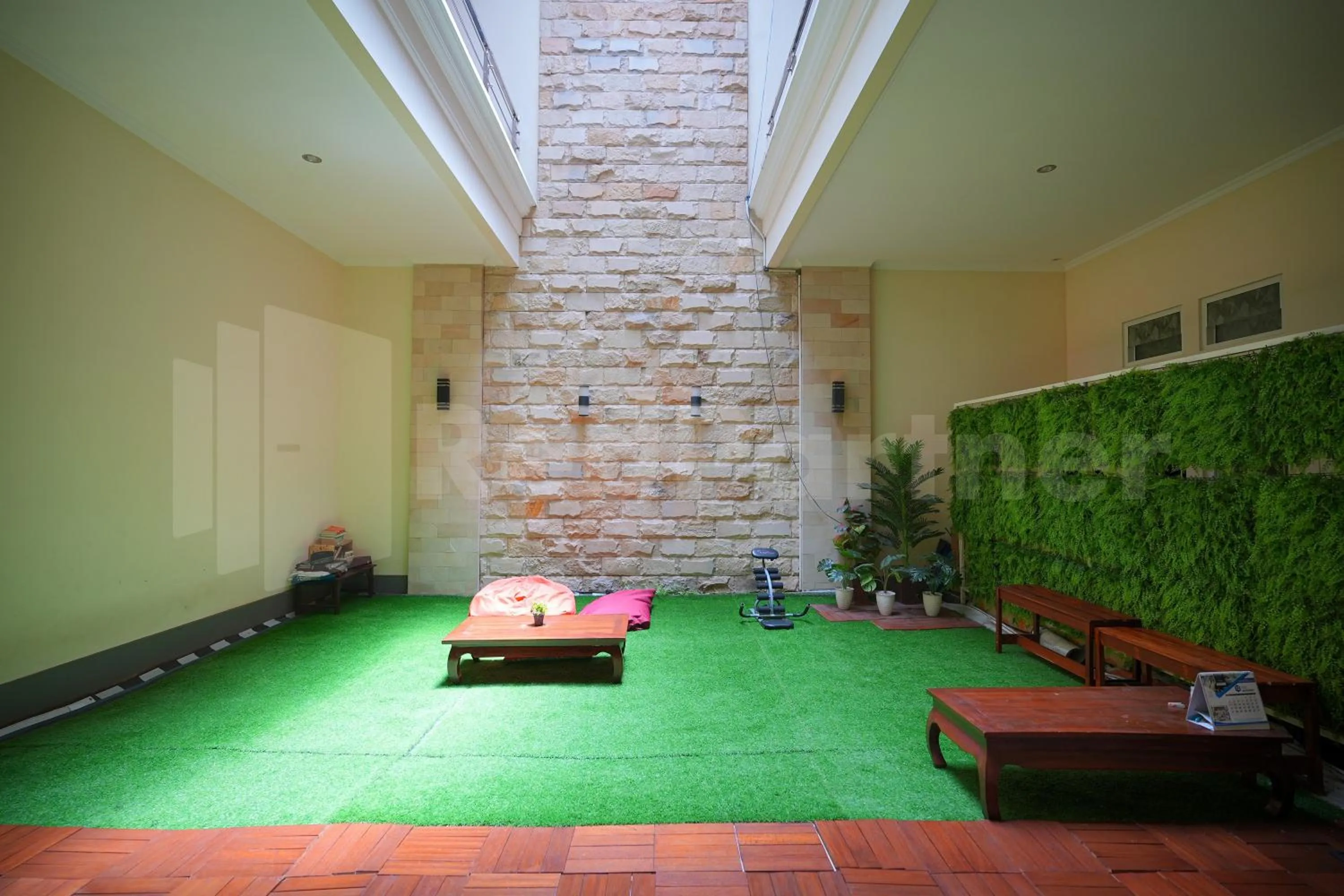 Living room in One & Quin Guest House Syariah Mitra RedDoorz