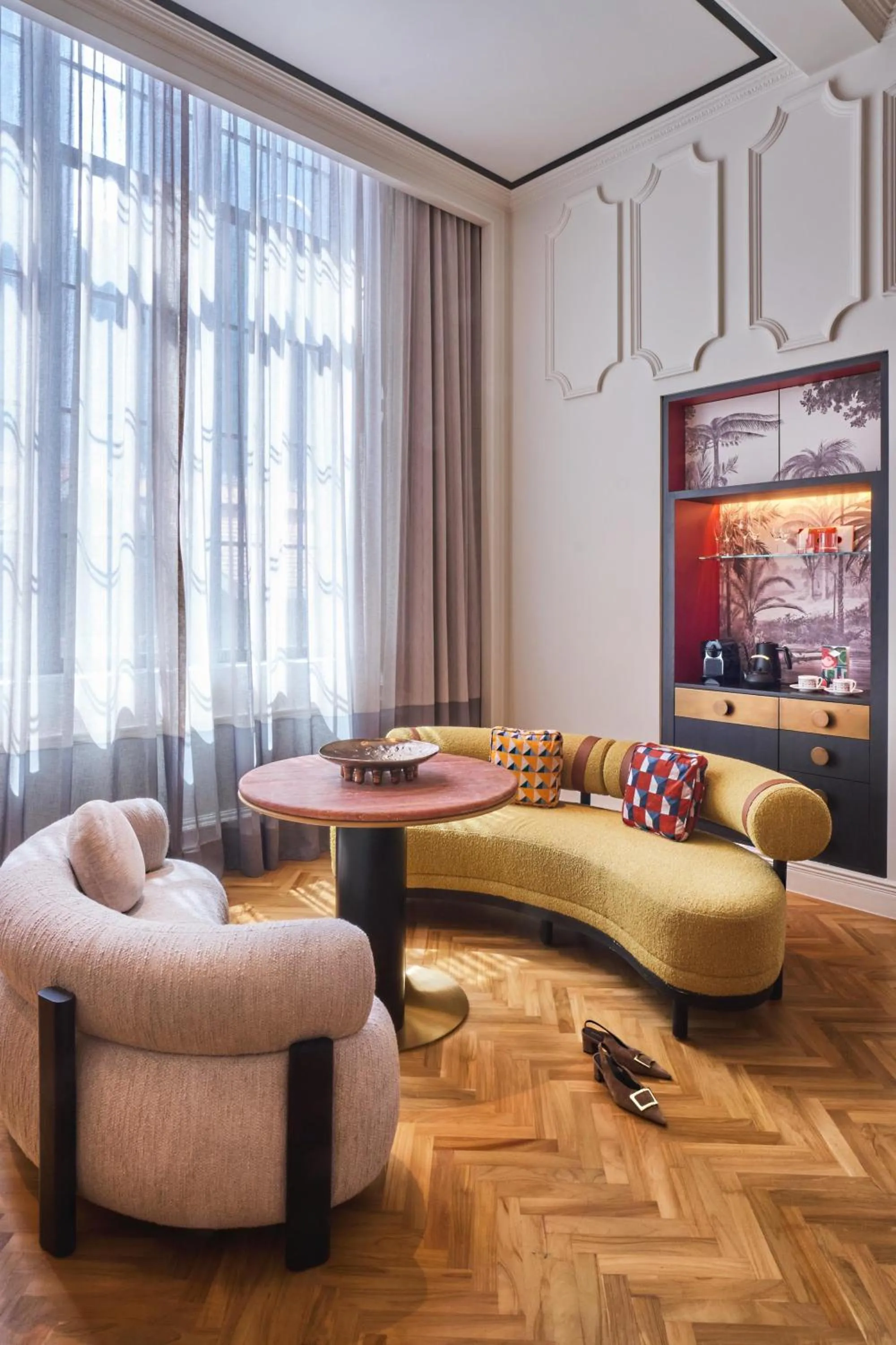 Photo of the whole room in QT Singapore