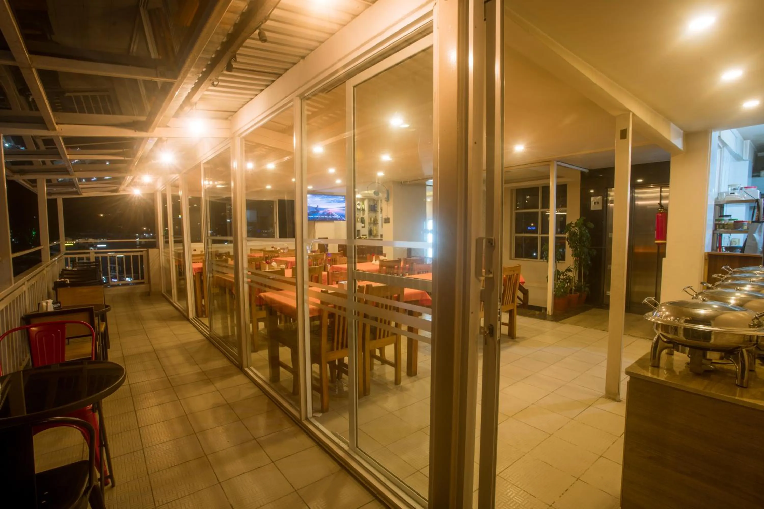 Restaurant/places to eat in Hotel Lake Himalaya