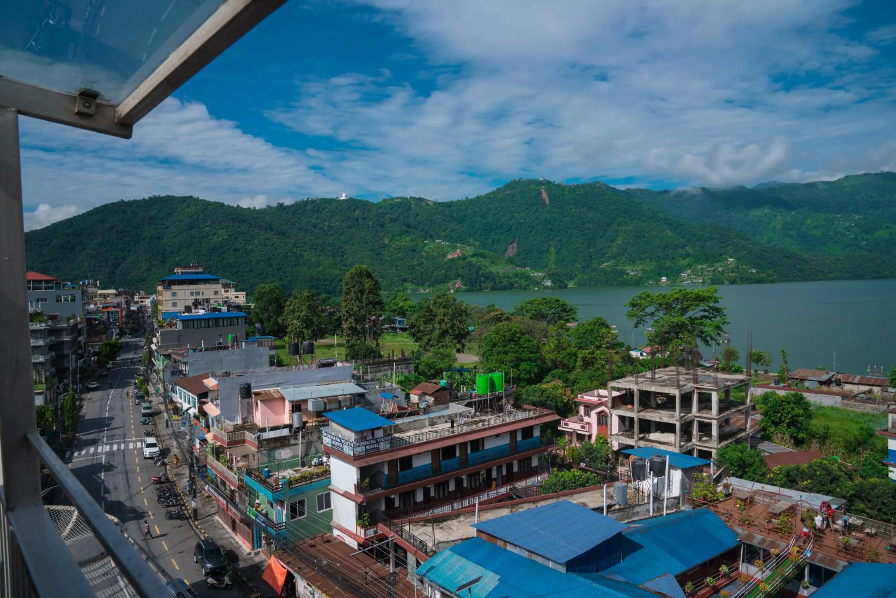 Restaurant/places to eat in Hotel Lake Himalaya