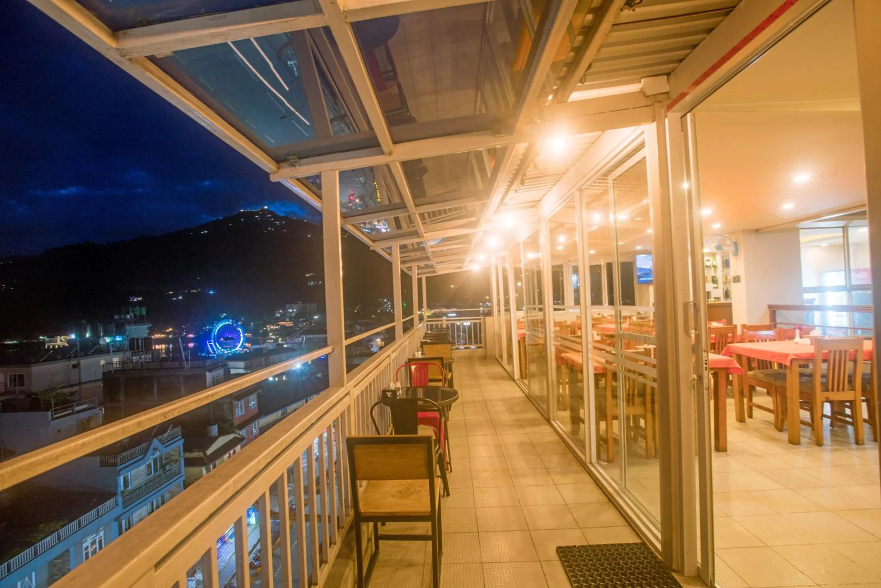Restaurant/places to eat in Hotel Lake Himalaya