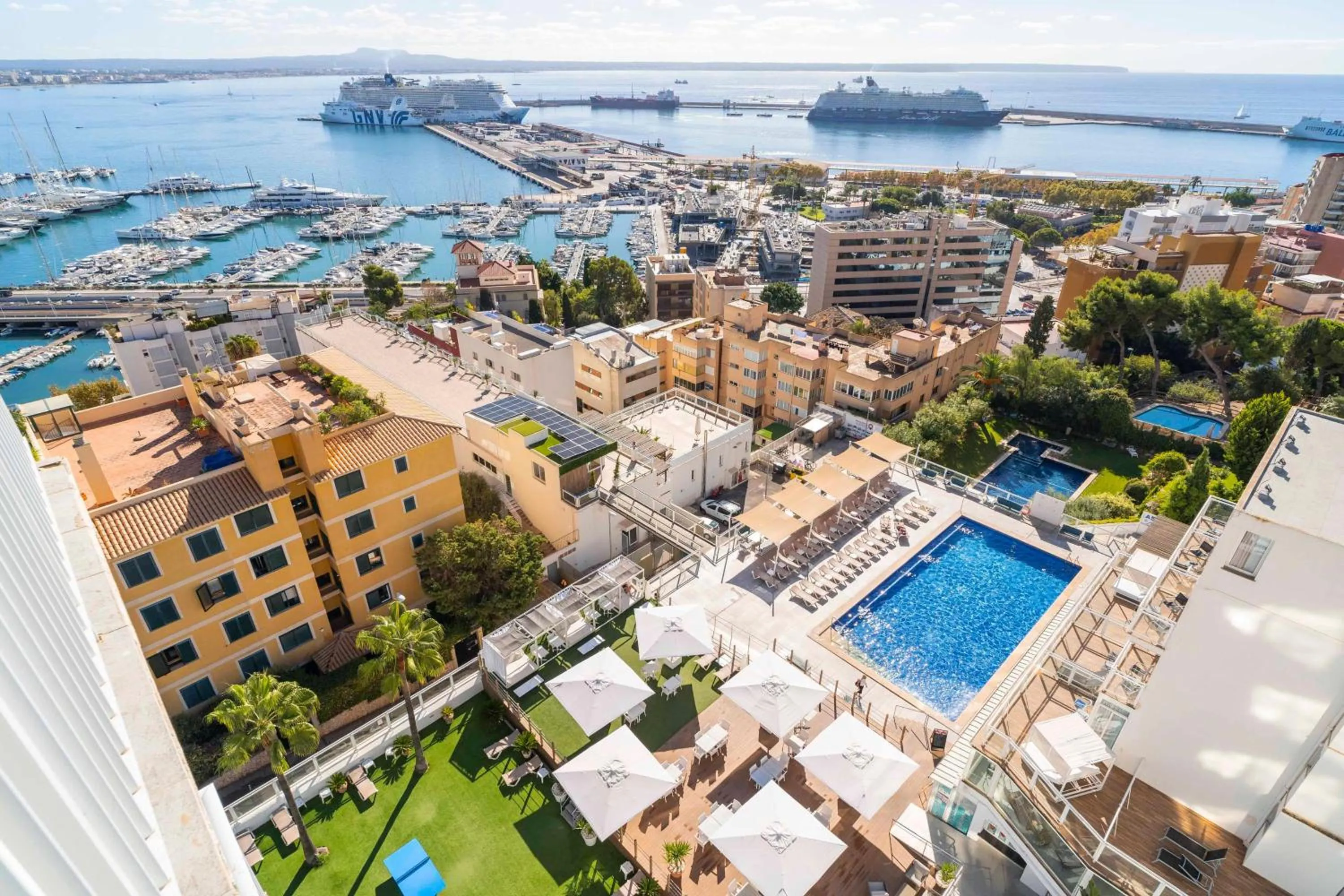 Swimming pool in Hotel Amic Horizonte