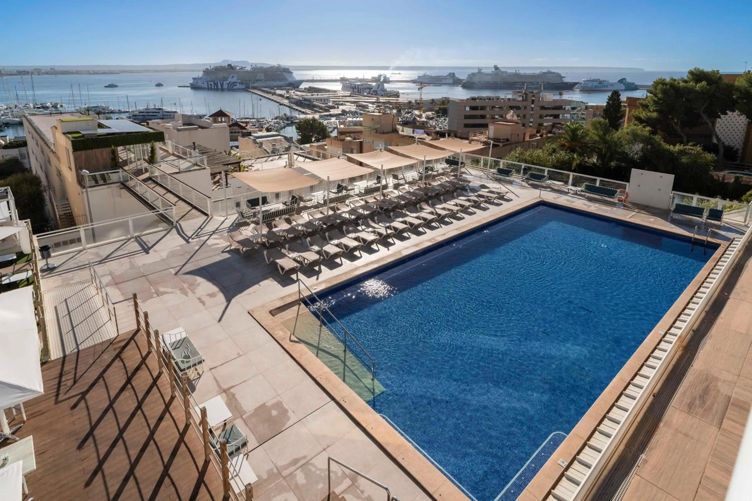 Swimming pool in Hotel Amic Horizonte