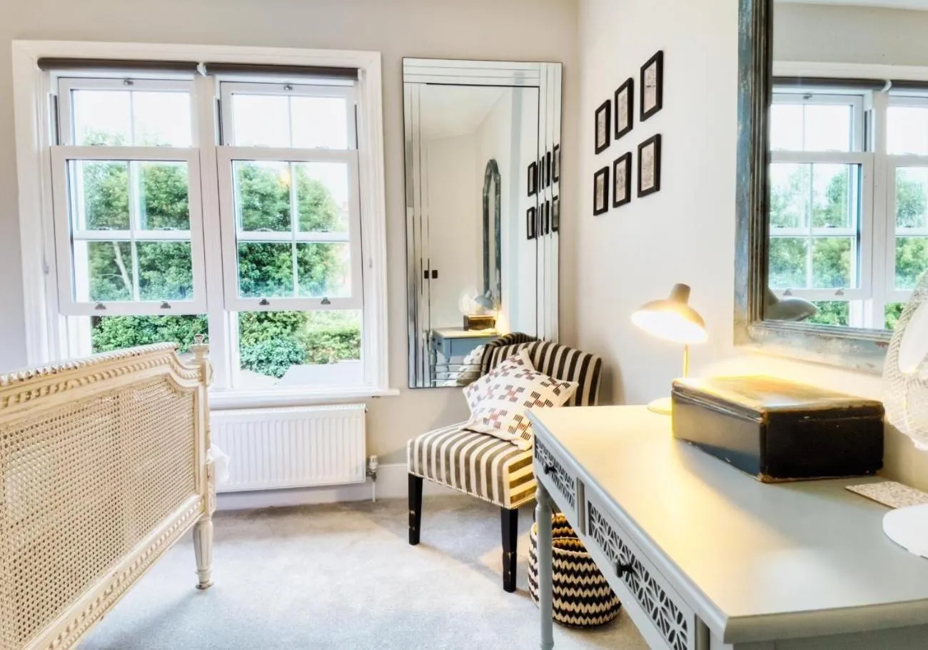 Other, Bed in Poets Apartment with Free Parking By My Getaways