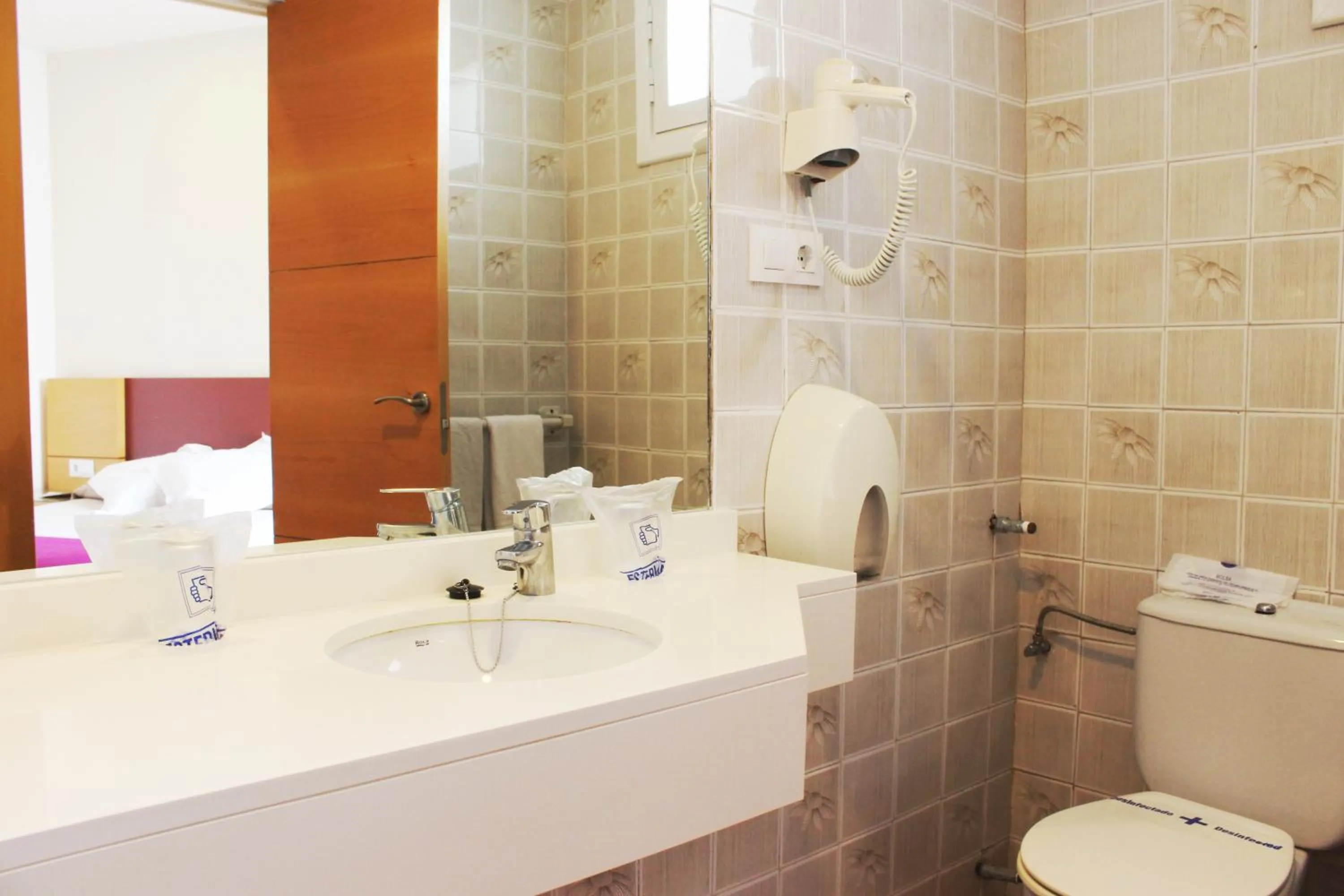 Bathroom in Hotel Amic Colon