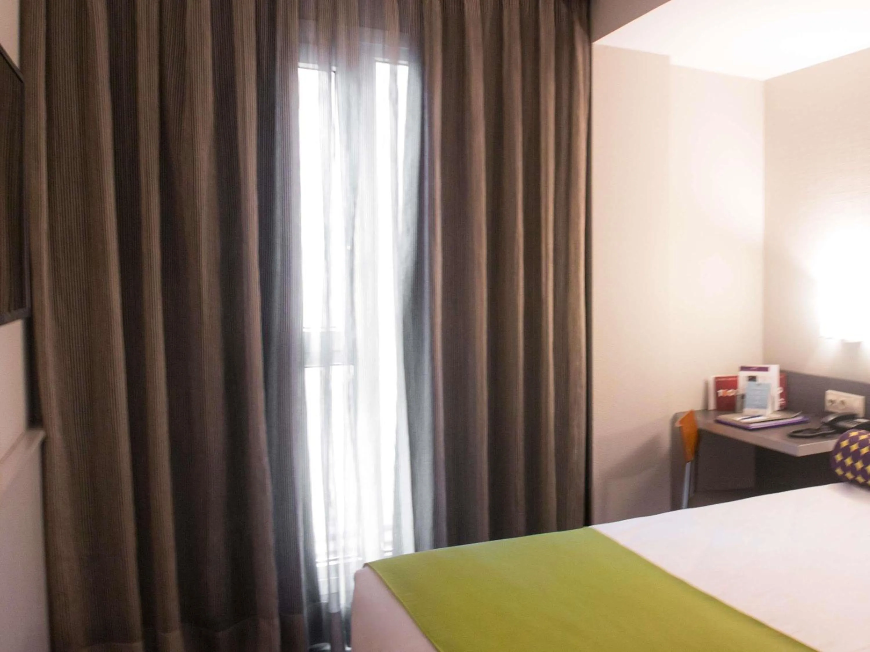 Bedroom, Bed in Mercure Madrid Centro