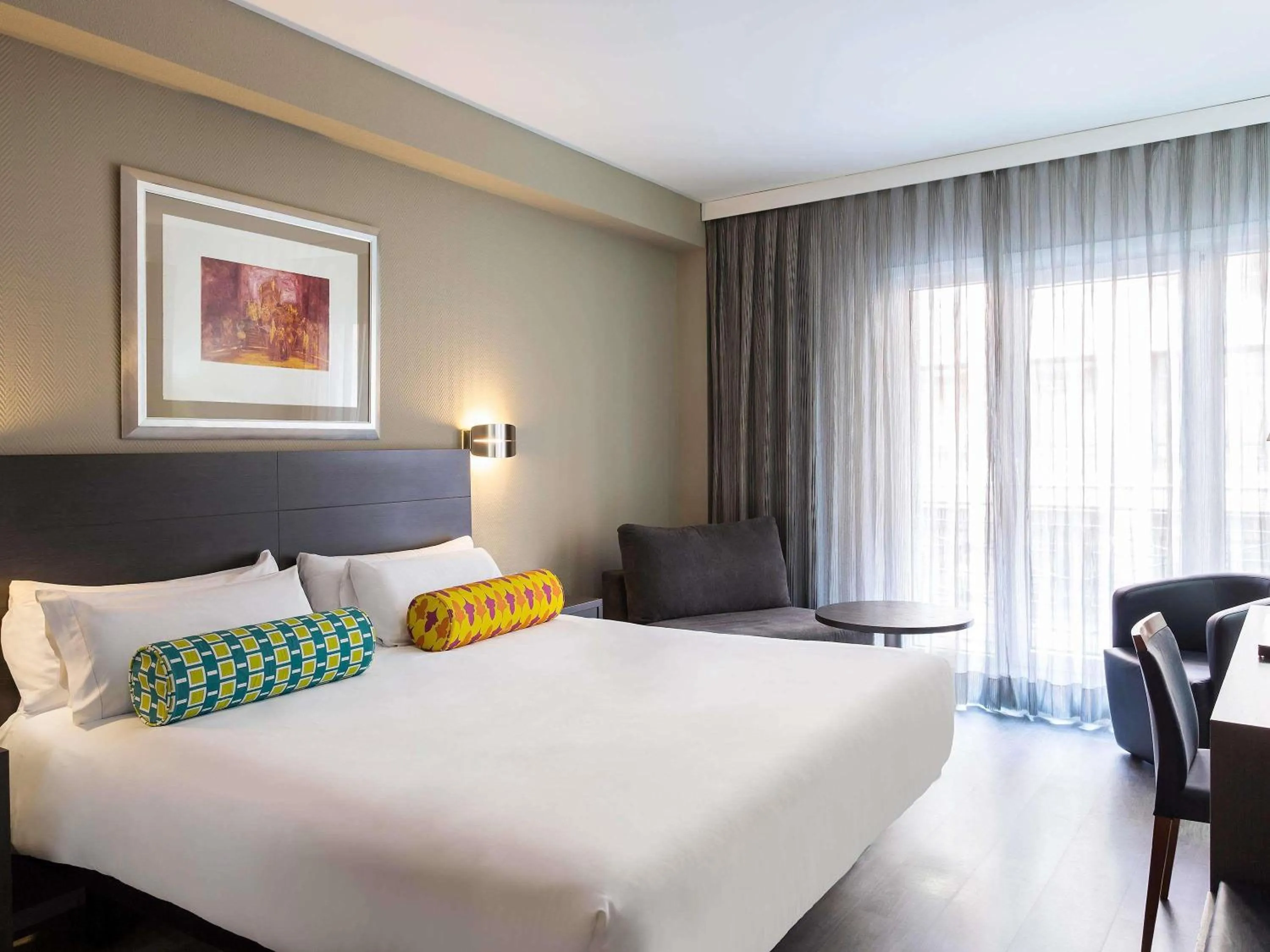 Property building, Bed in Mercure Madrid Centro