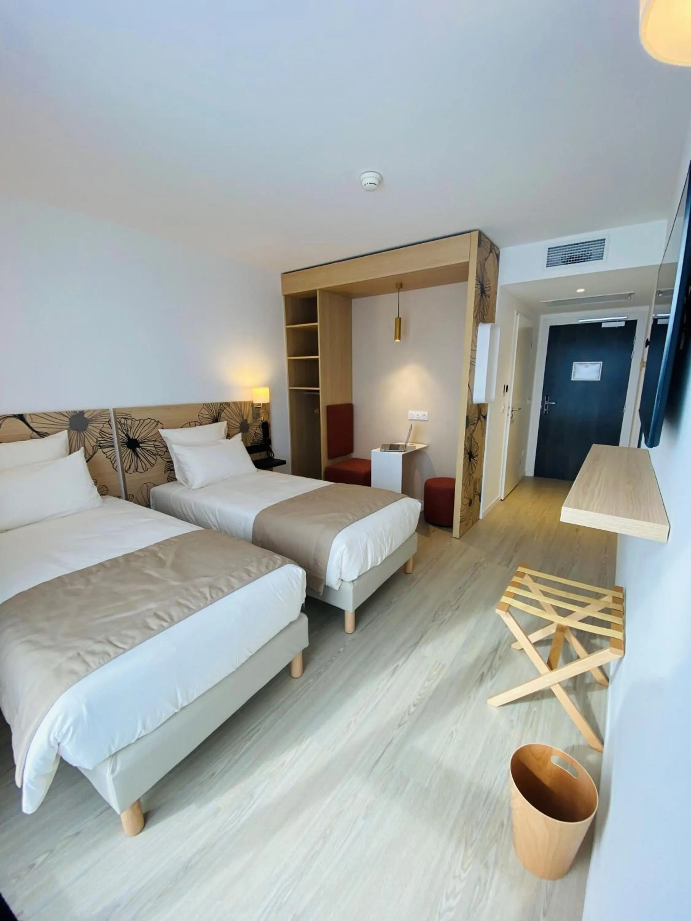 Bedroom, Bed in COURRIER SUD