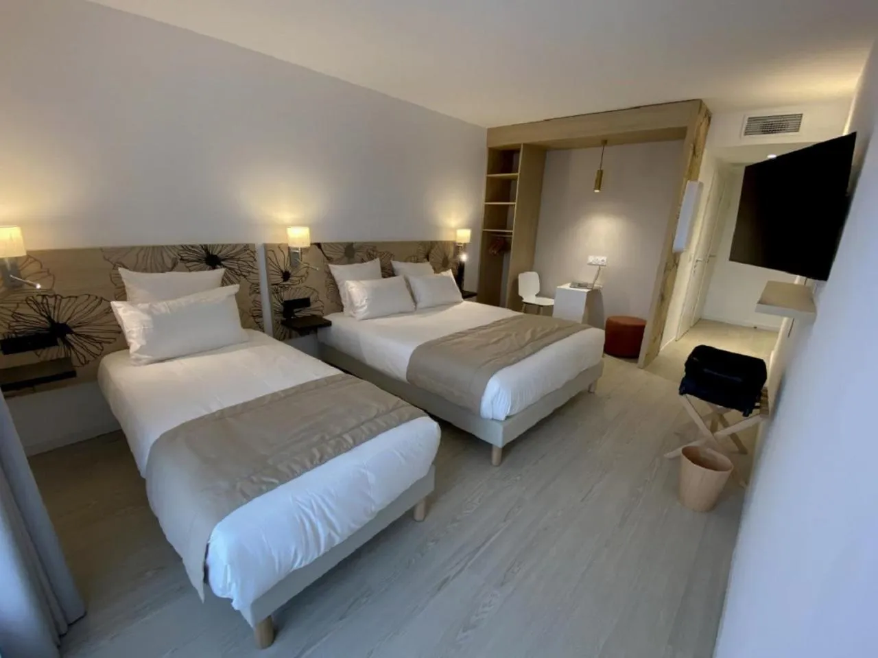 Bedroom, Bed in COURRIER SUD