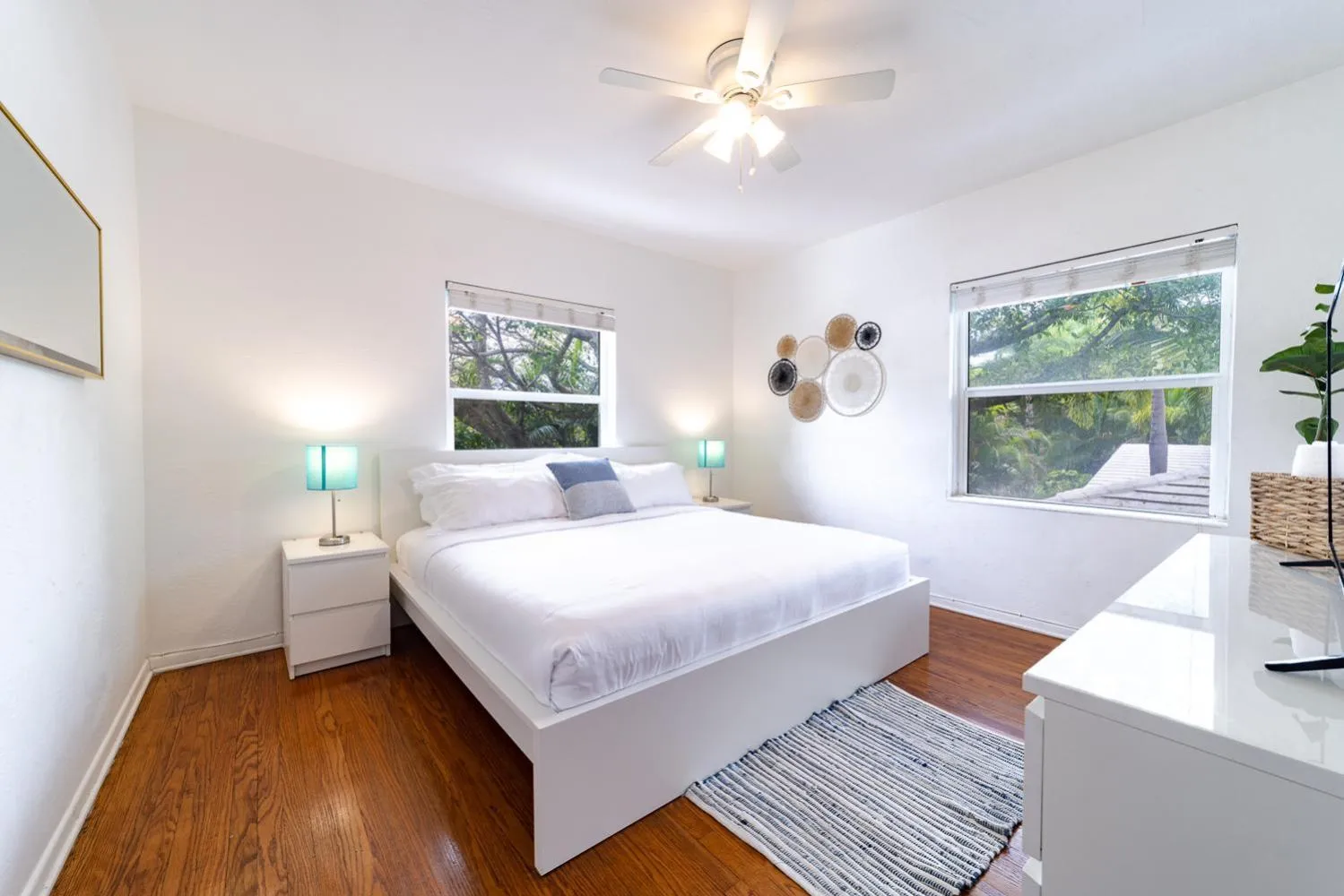 Bedroom, Bed in The Blue Parrot