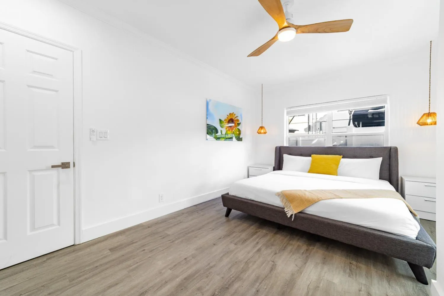 Bedroom, Bed in The Blue Parrot