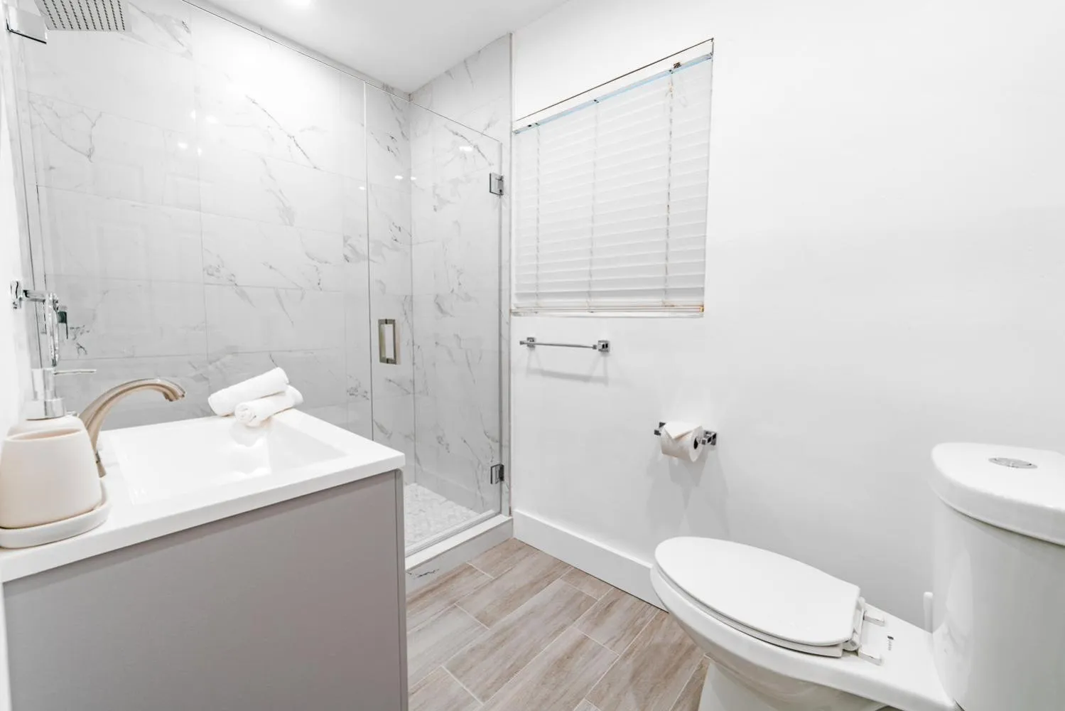 Bathroom in The Blue Parrot