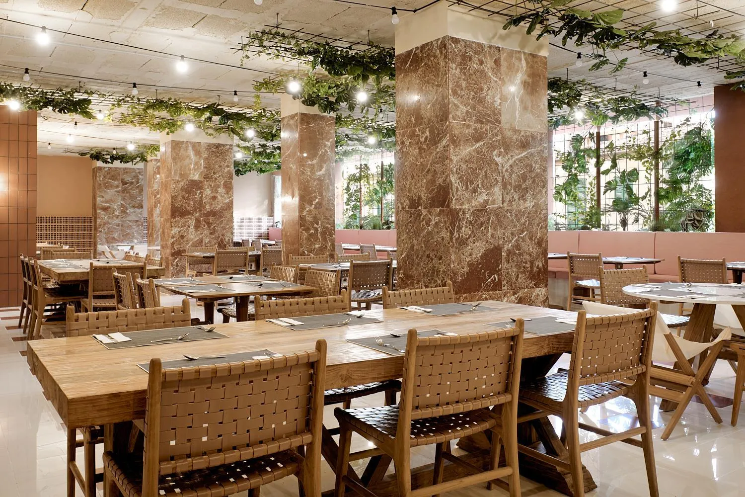 Restaurant/places to eat in tent Bahia de Palma