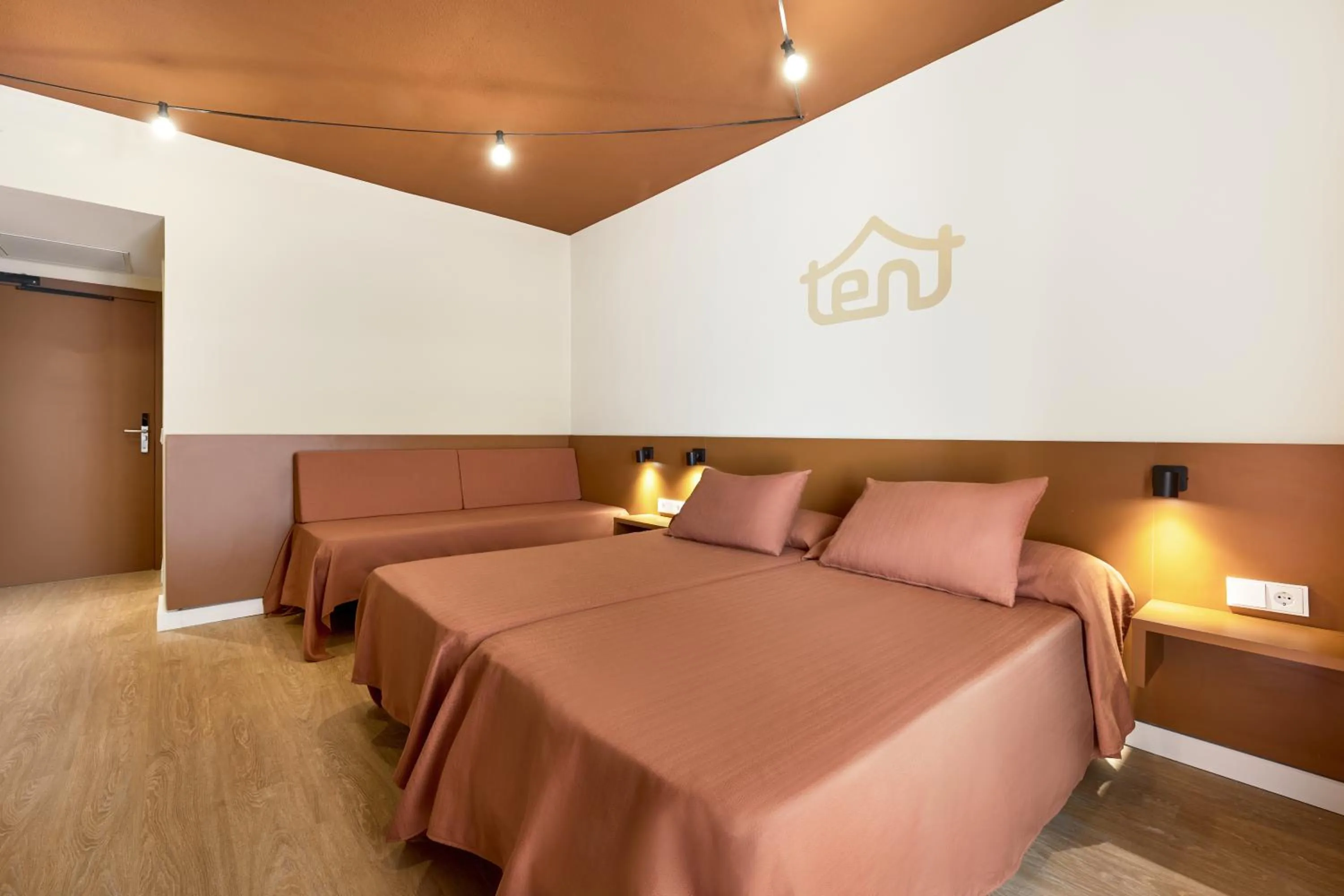 Photo of the whole room, Bed in tent Bahia de Palma