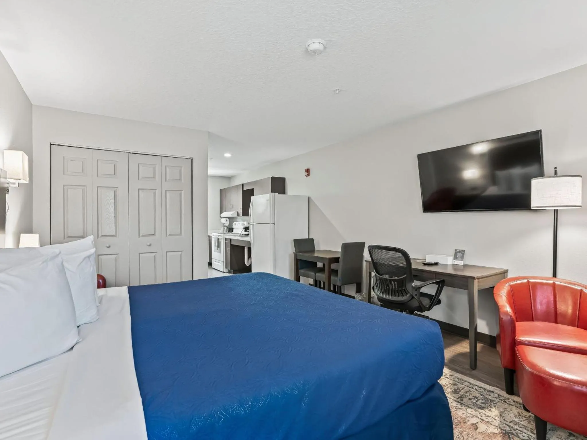 Kitchen or kitchenette, Bed in Baymont by Wyndham Ocala Suites