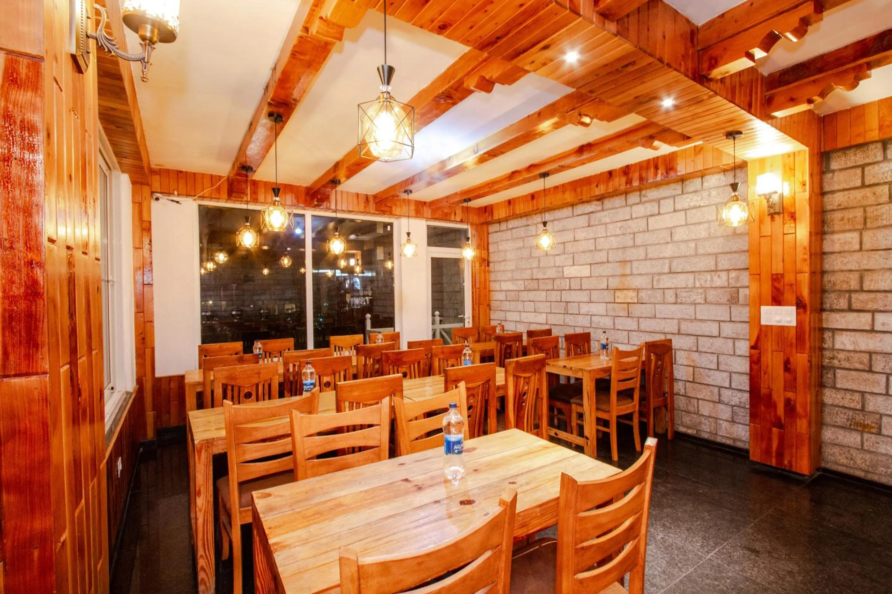 Restaurant/places to eat in Tripli Hotels Stone House Cottage