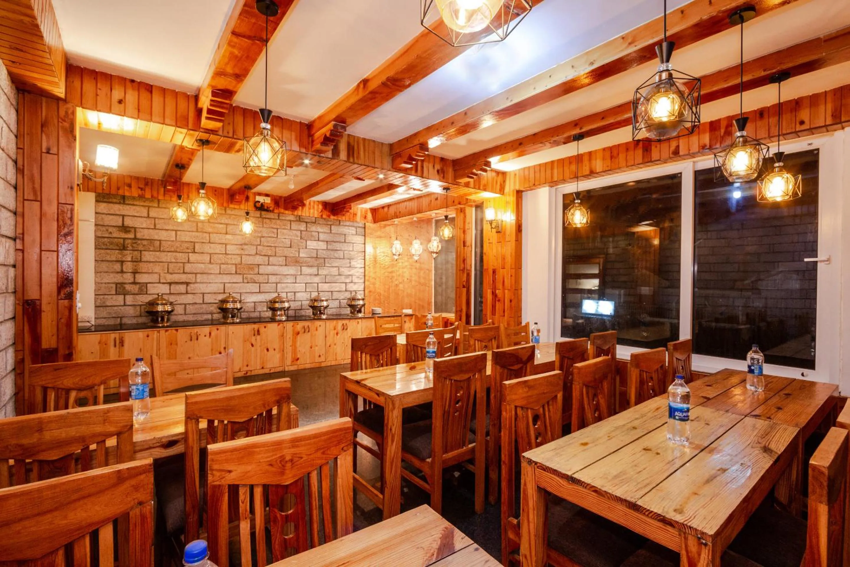 Restaurant/places to eat in Tripli Hotels Stone House Cottage