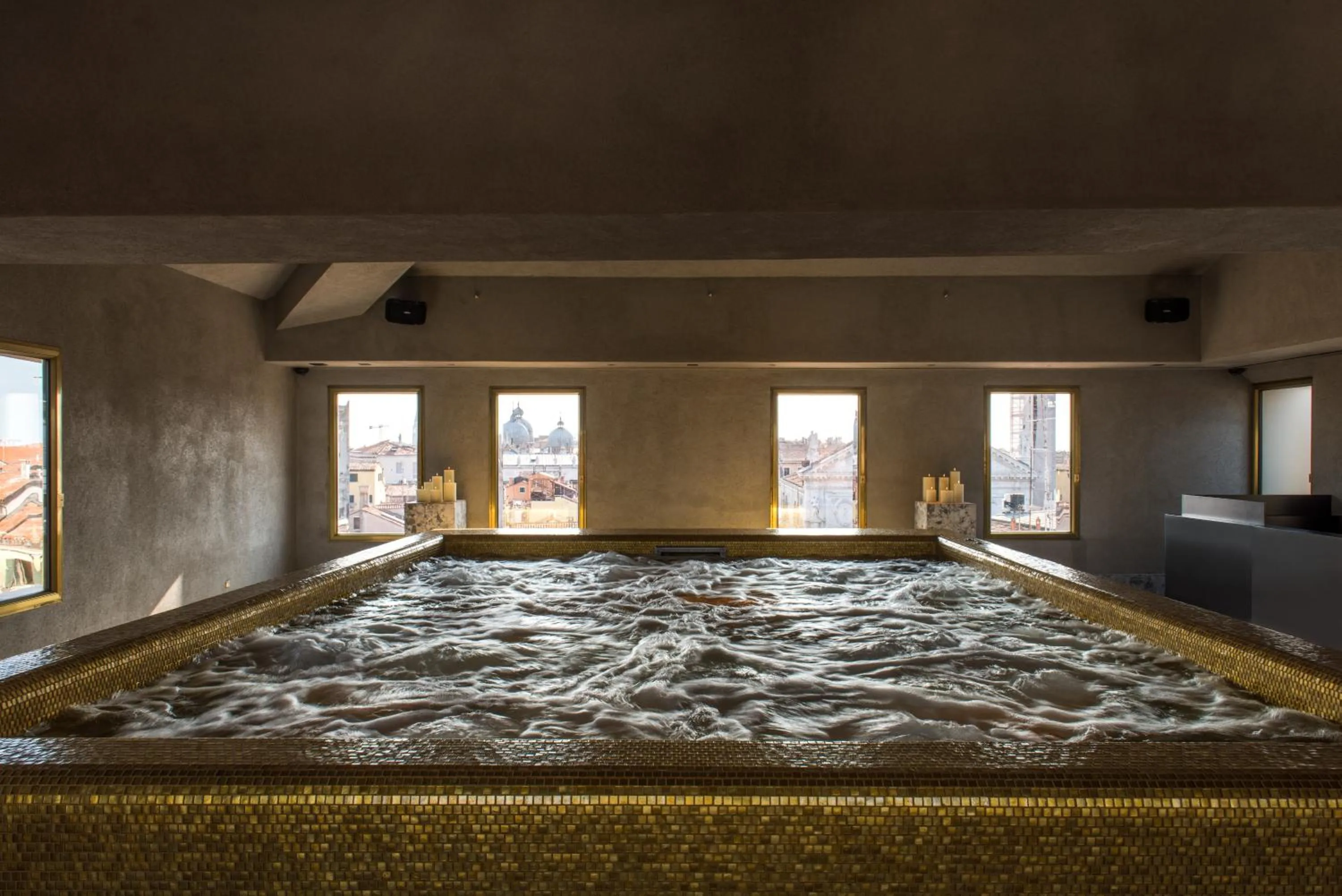 Hot Tub in Nolinski Venezia - Evok Collection