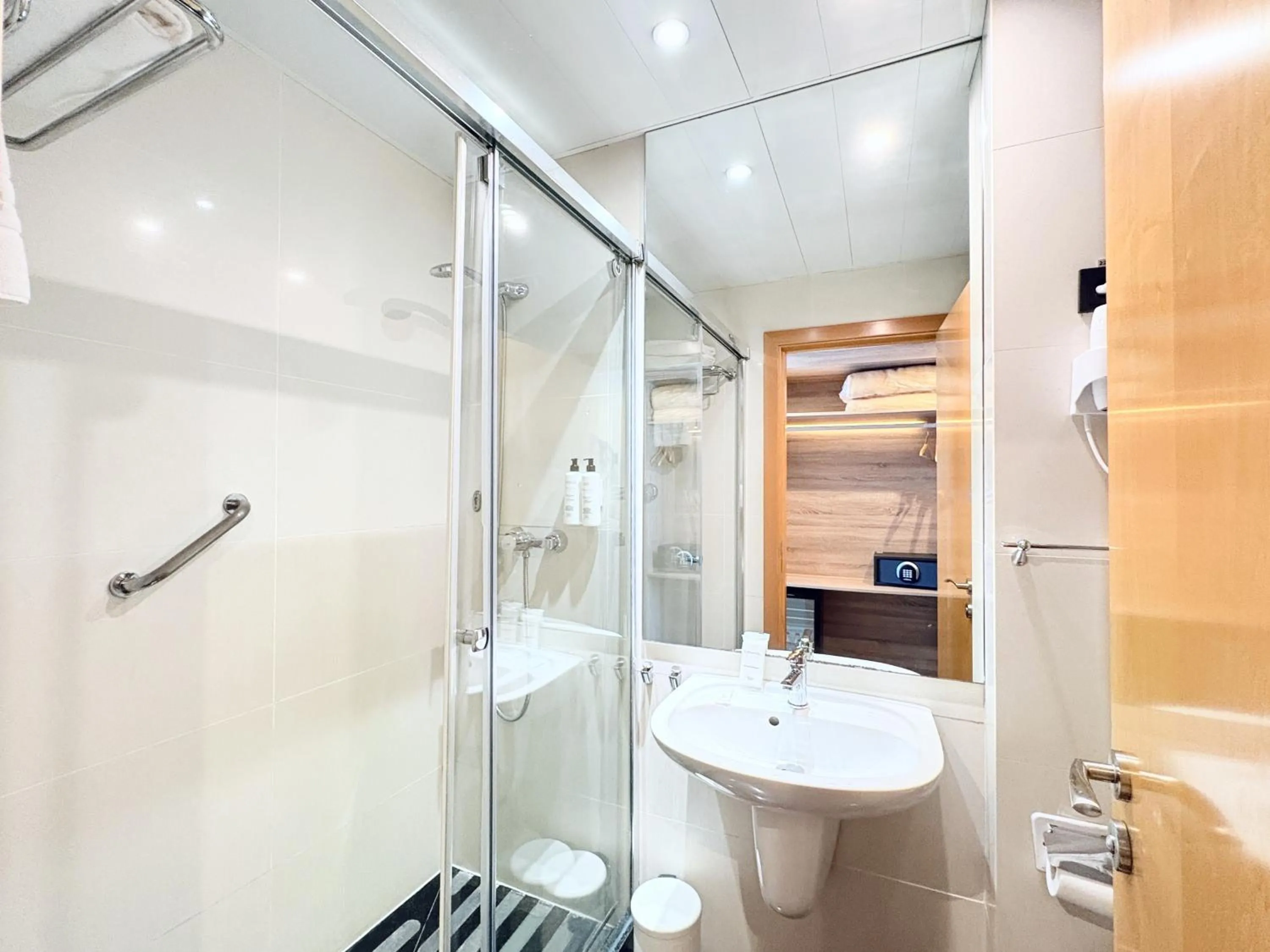 Shower in Eurohotel Diagonal Port