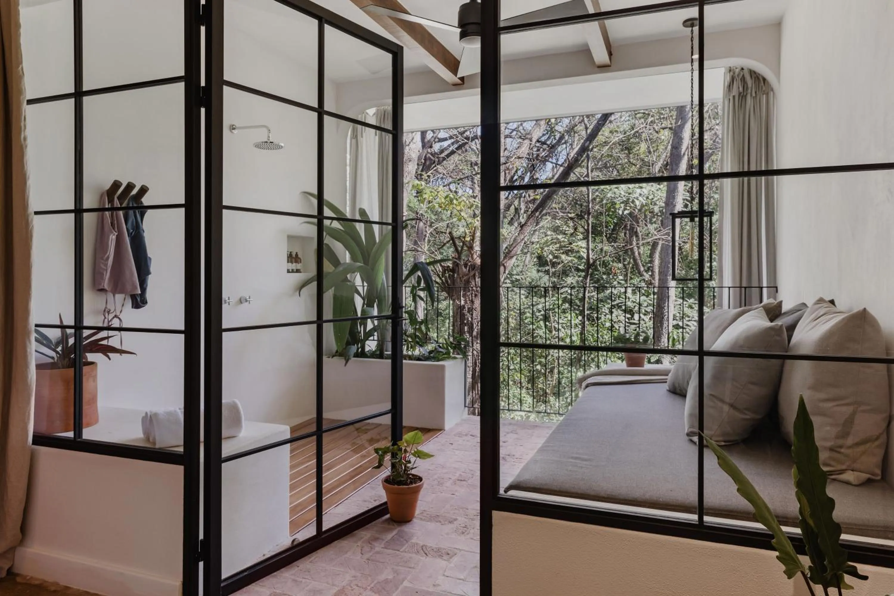 Shower, Bed in Sendero Hotel