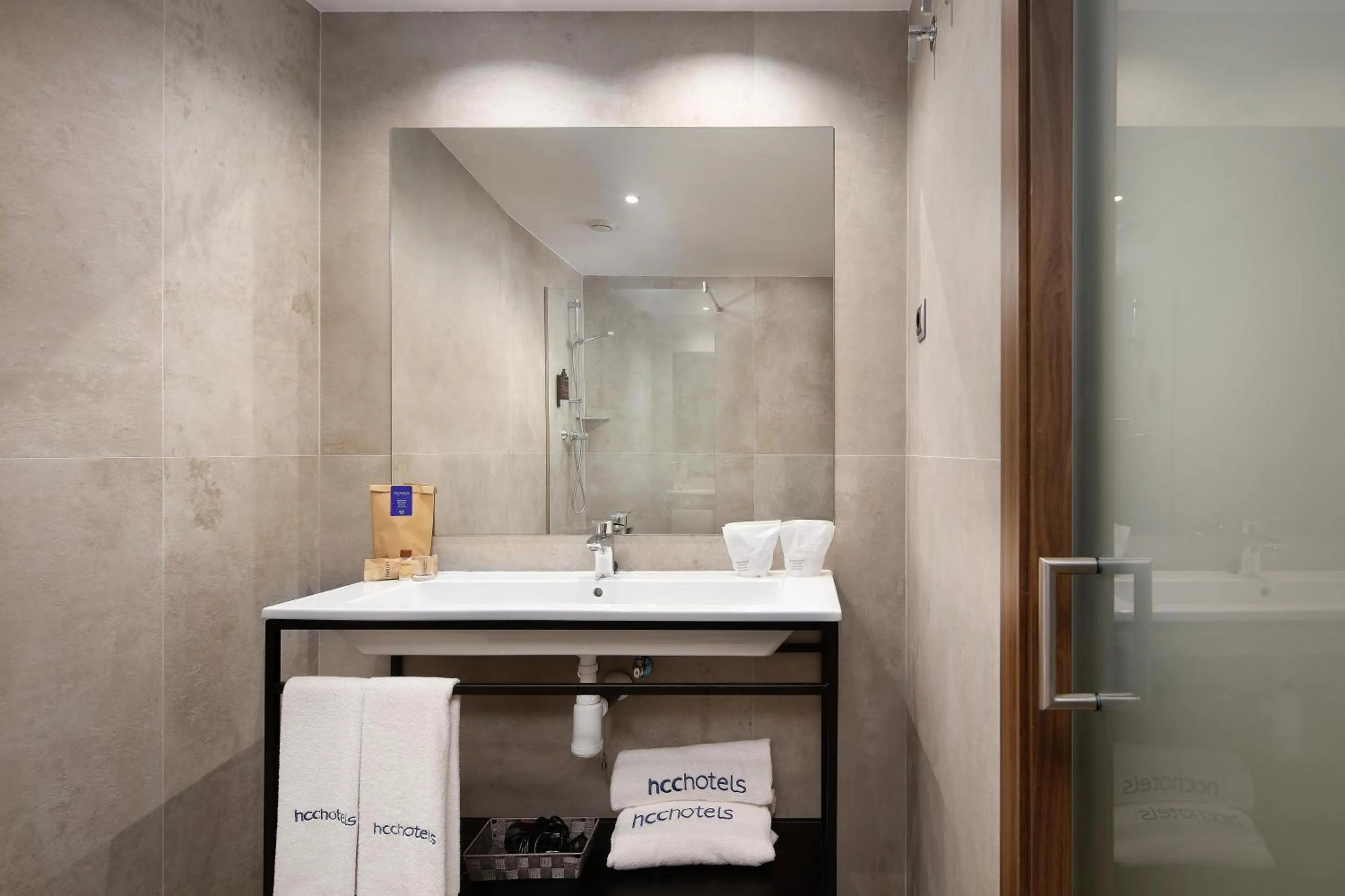 Shower in HCC Montblanc