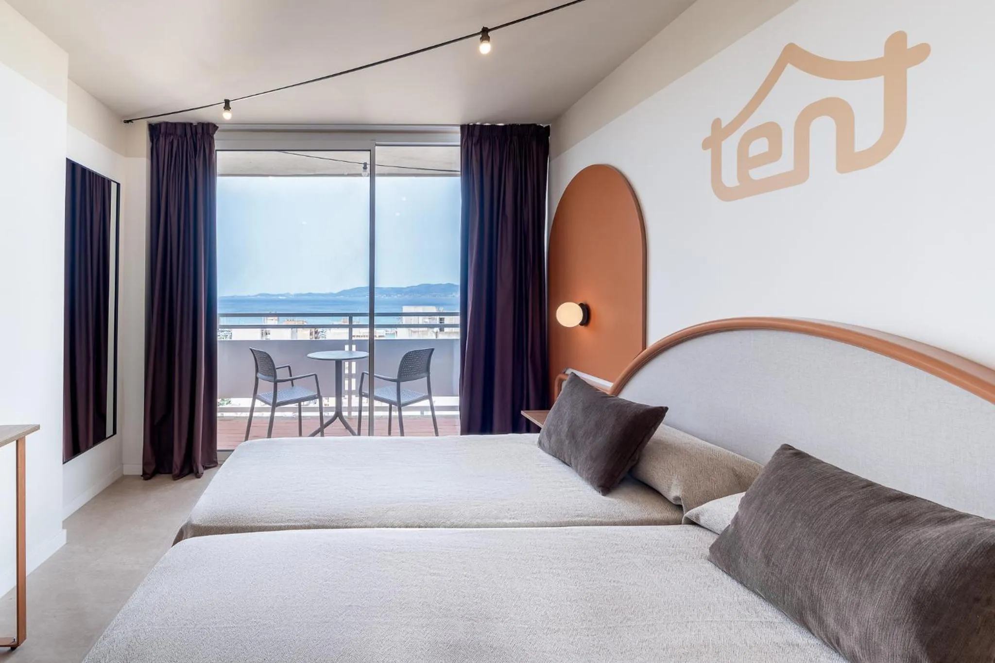 Photo of the whole room, Bed in tent Arenal