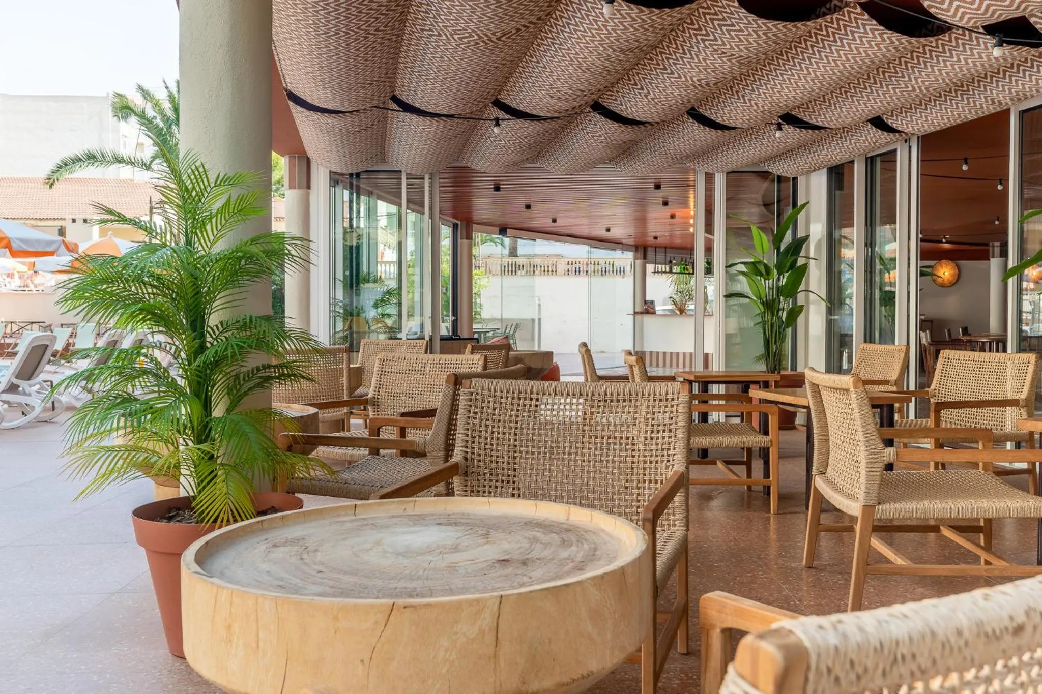 Lounge or bar in tent Arenal