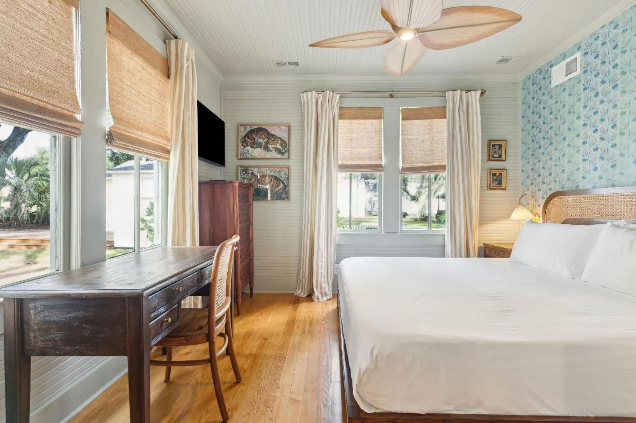 Bed in The Starlight Motor Inn