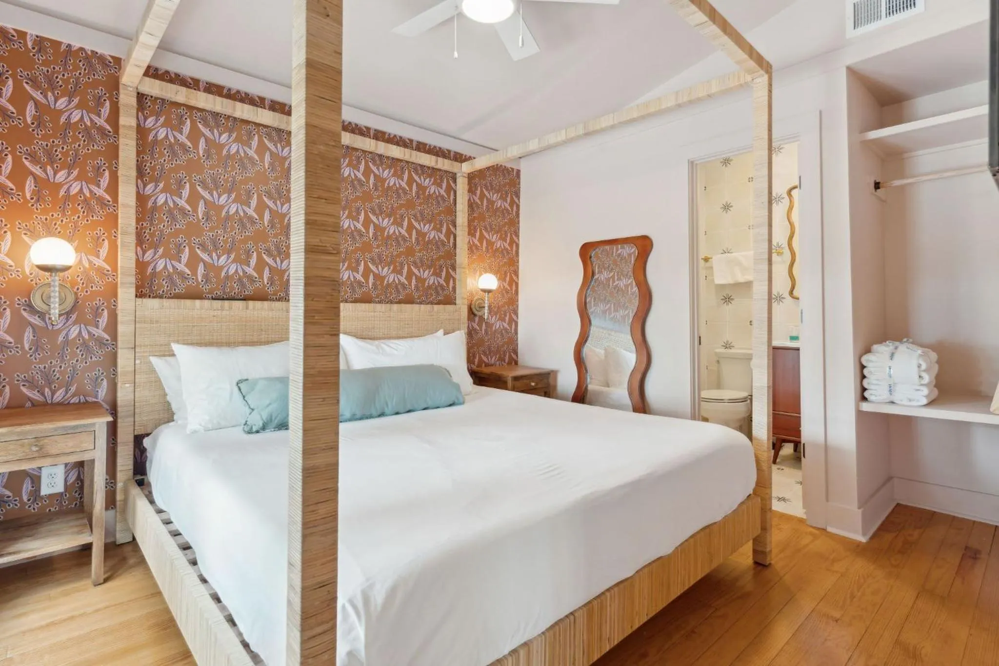 Bed in The Starlight Motor Inn