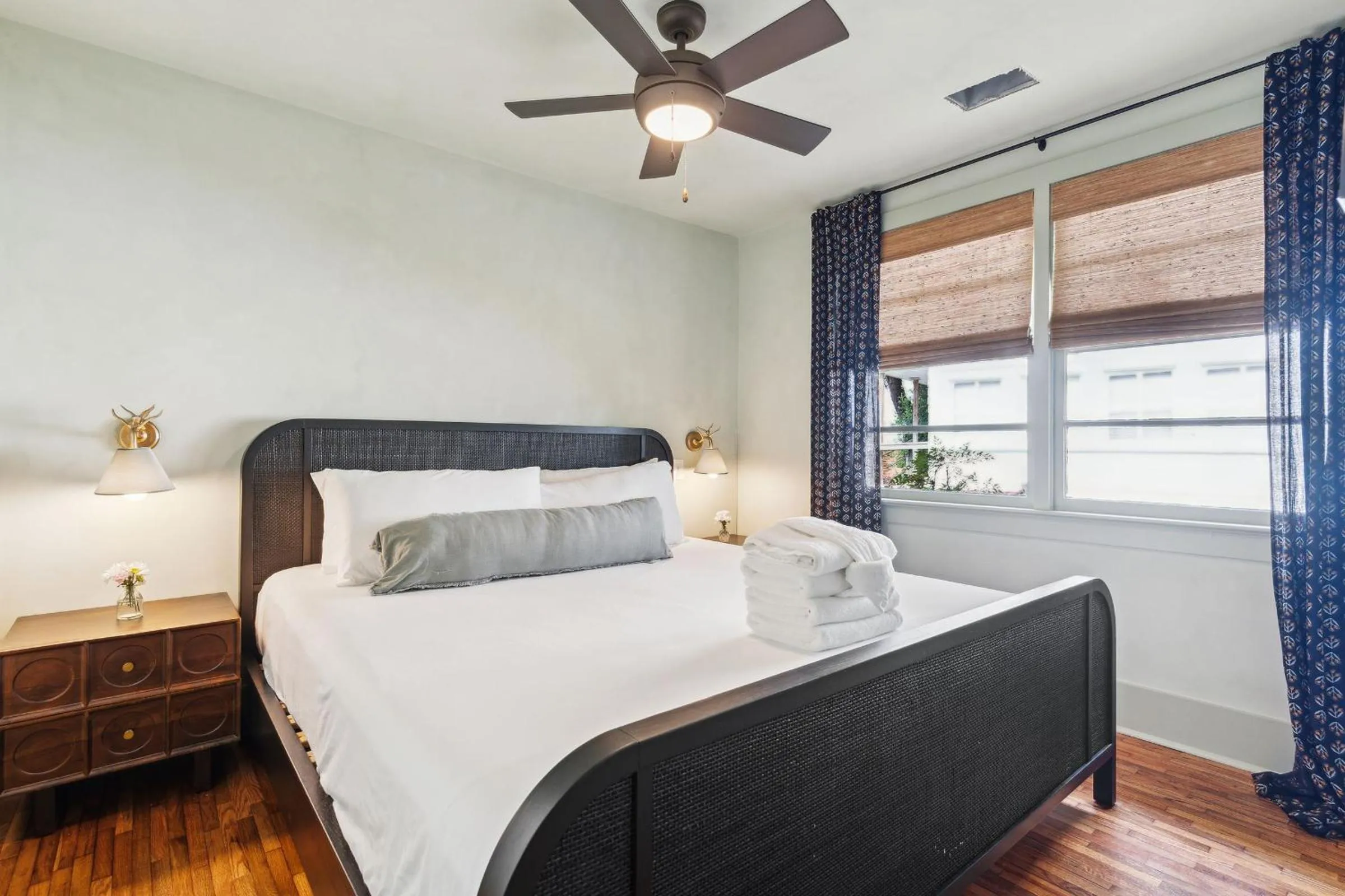 Bed in The Starlight Motor Inn