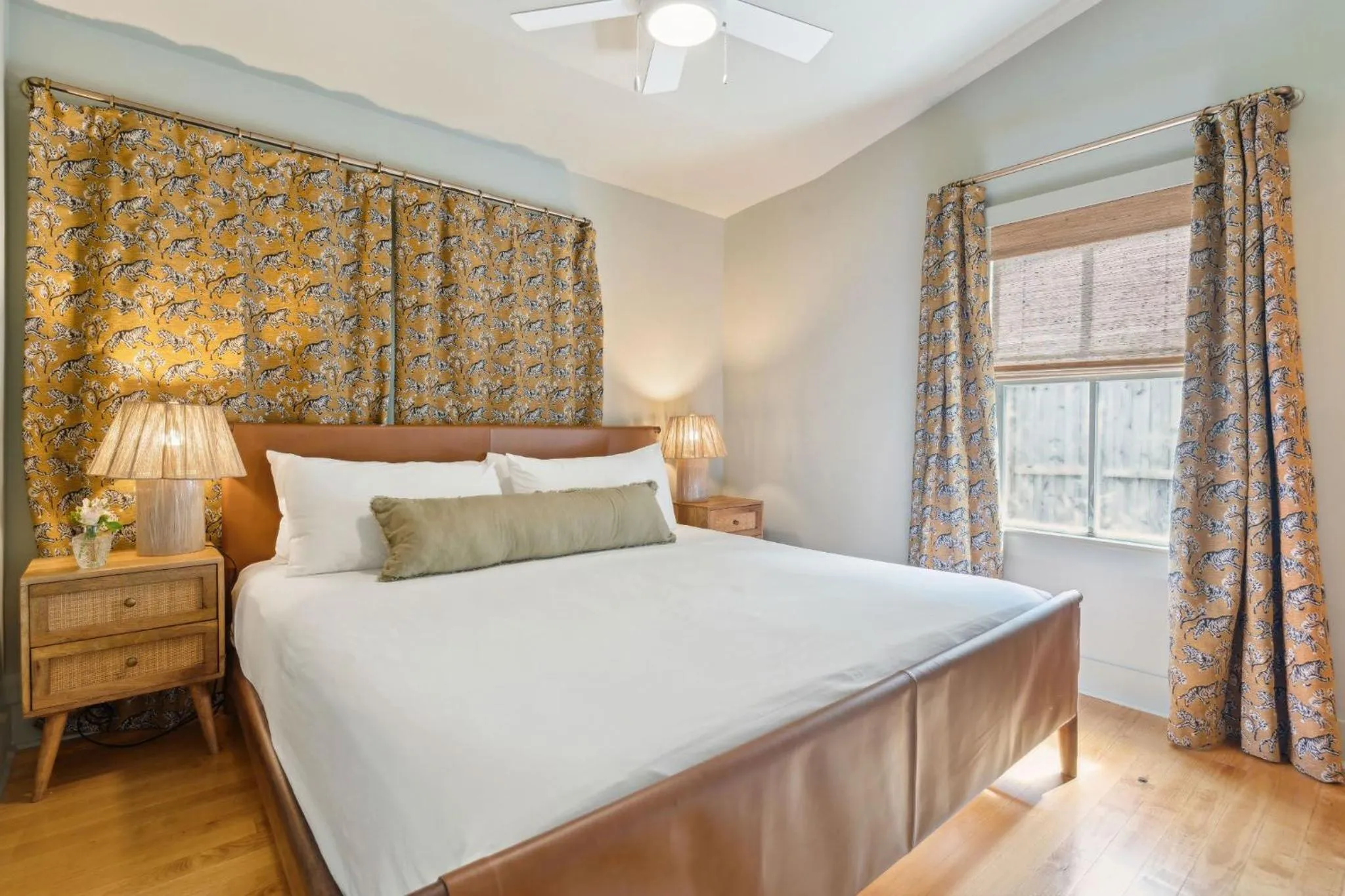 Bed in The Starlight Motor Inn