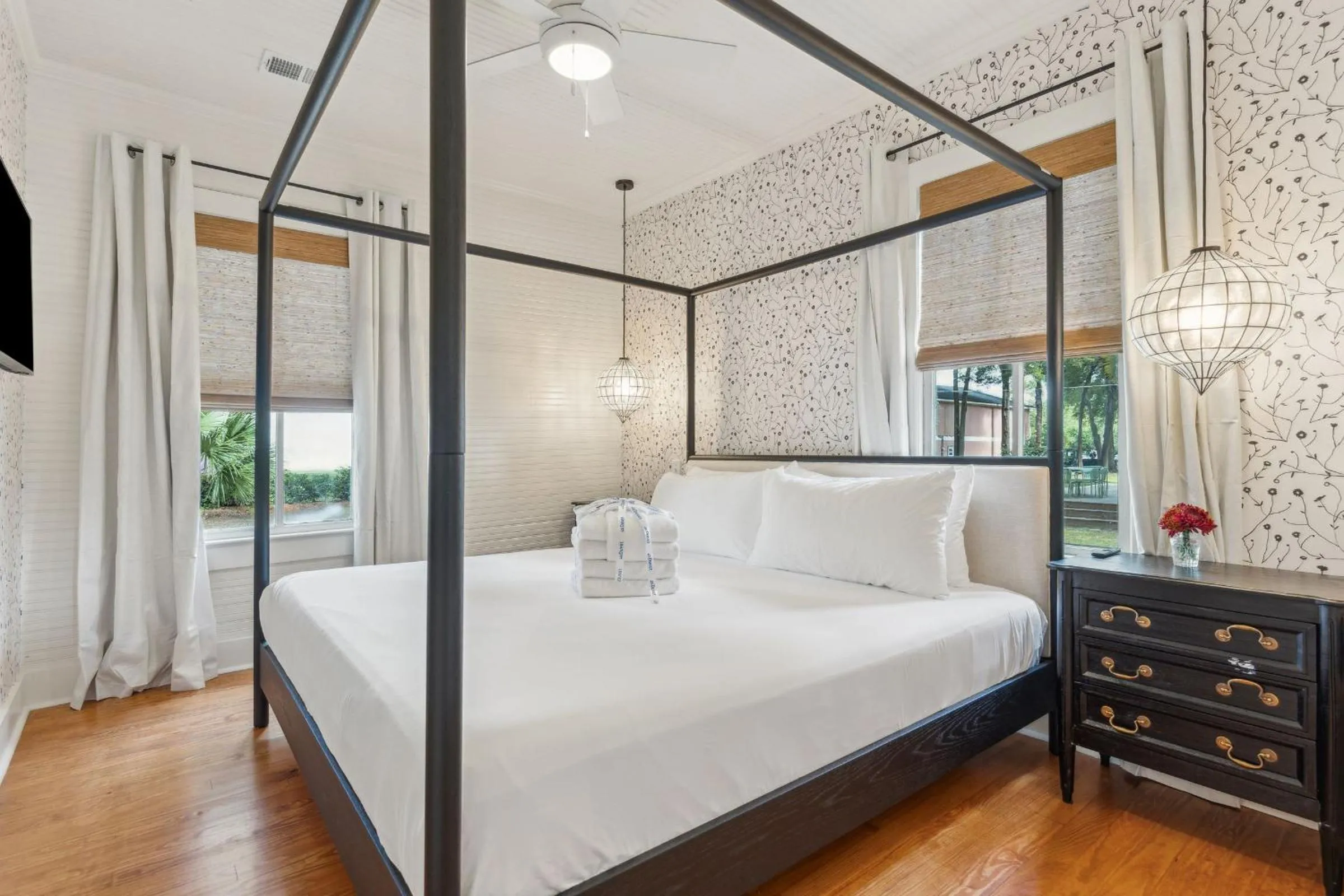 Bed in The Starlight Motor Inn