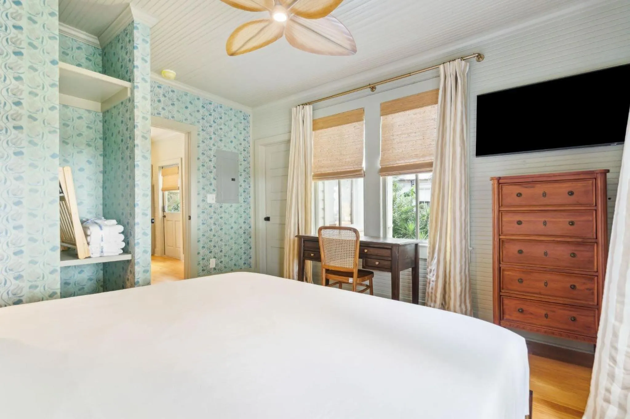 Bed in The Starlight Motor Inn