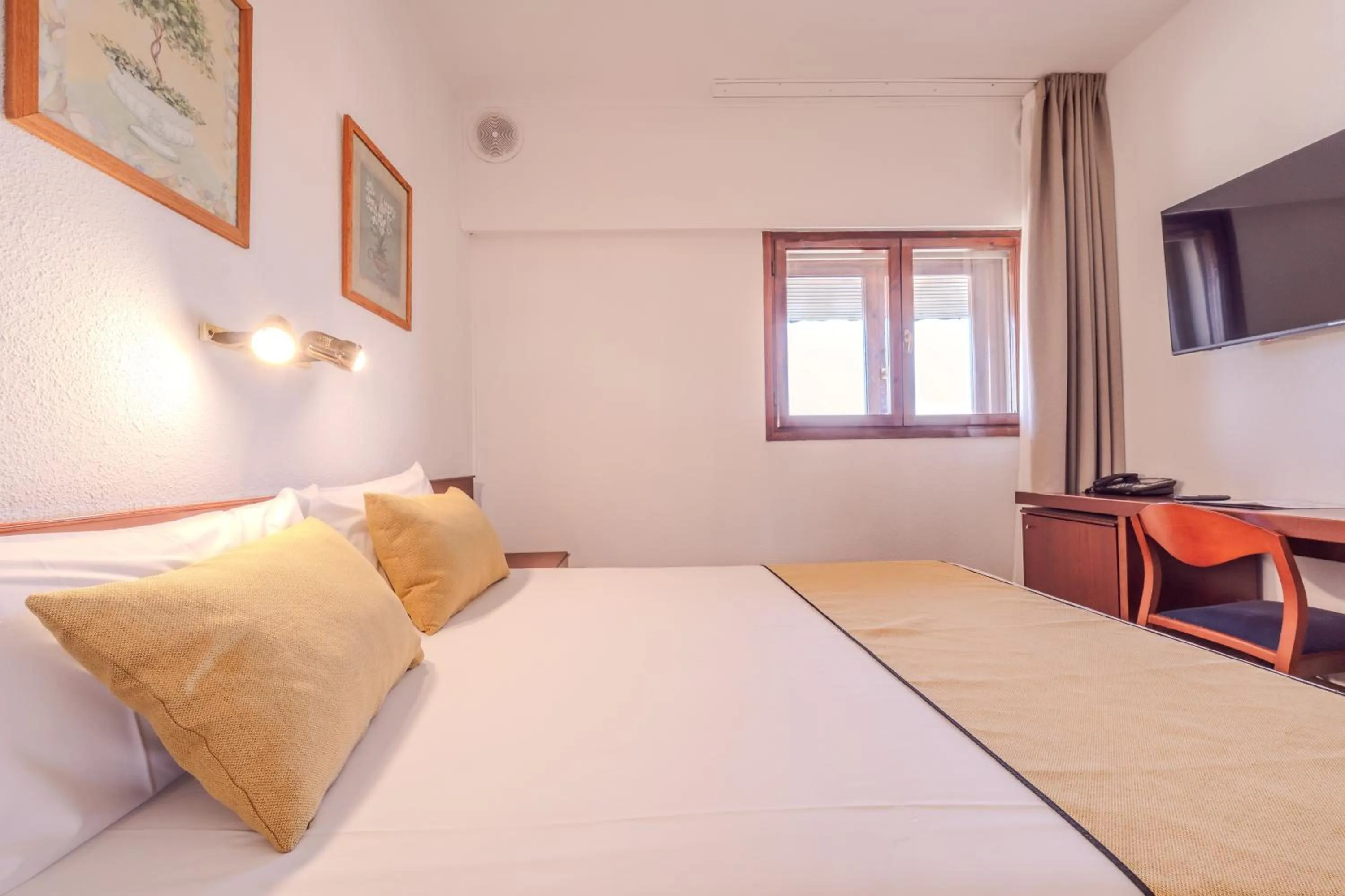 Bedroom, Bed in Hotel ITC Ciudad de Haro