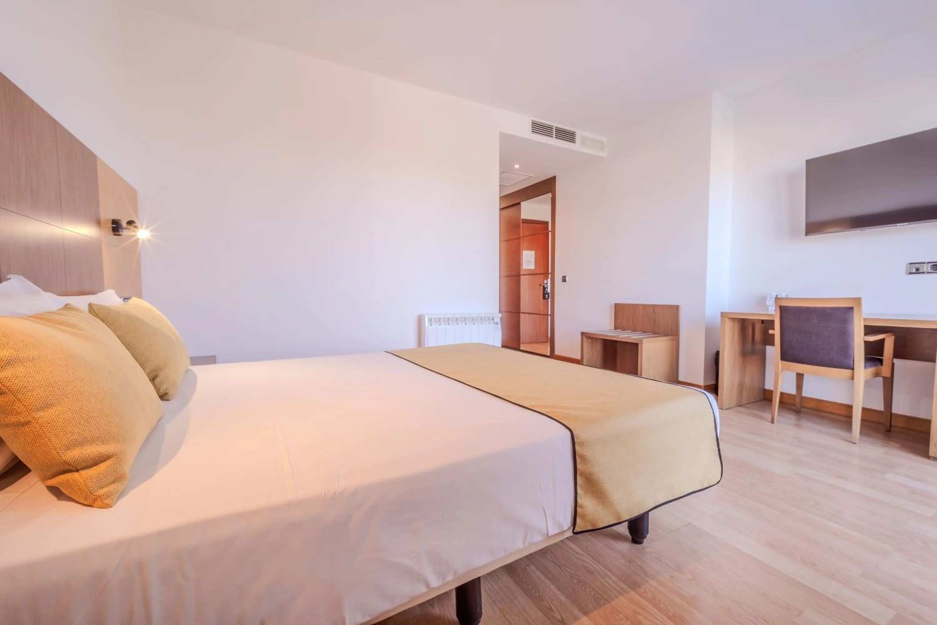 Bedroom, Bed in Hotel ITC Ciudad de Haro