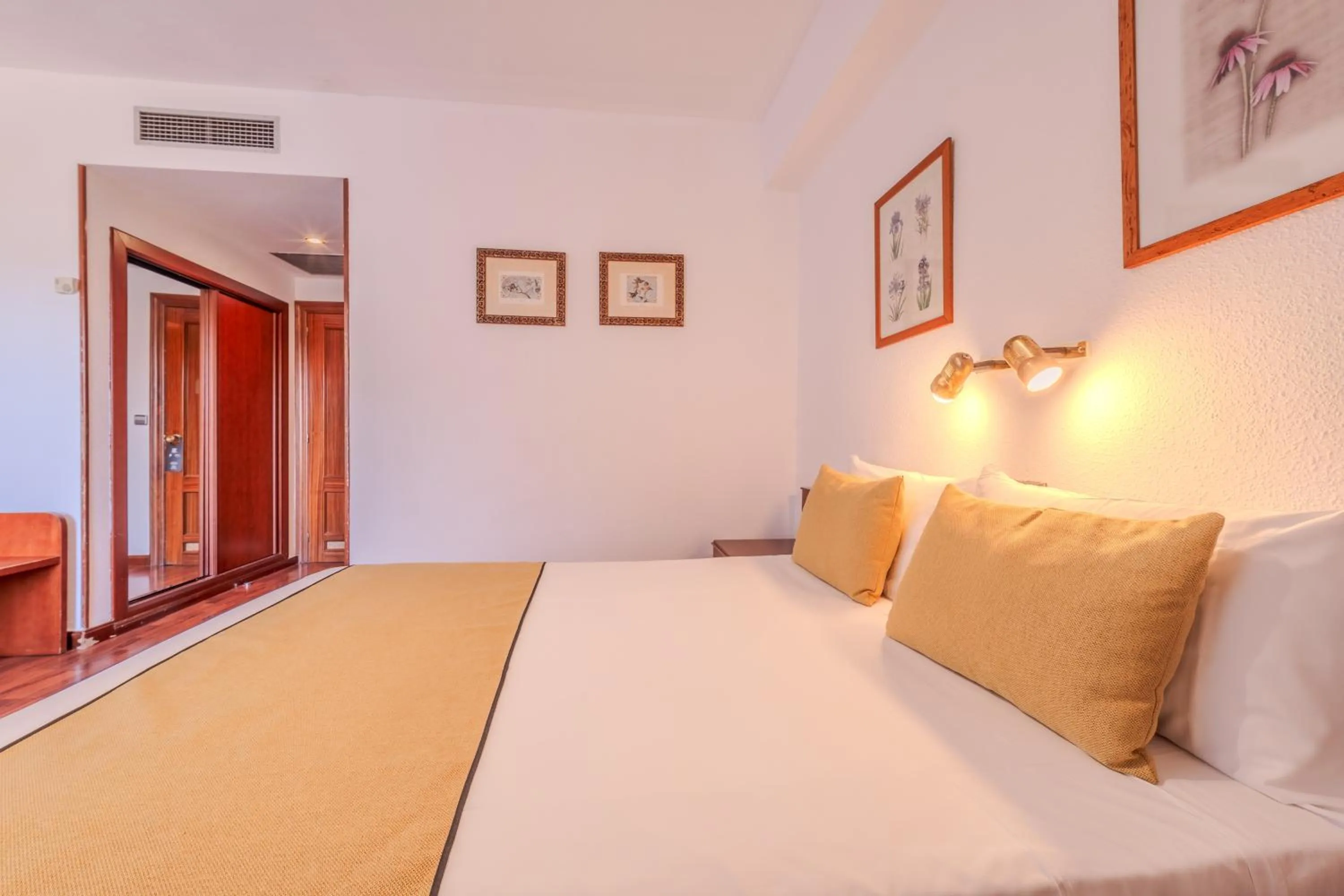 Bedroom, Bed in Hotel ITC Ciudad de Haro