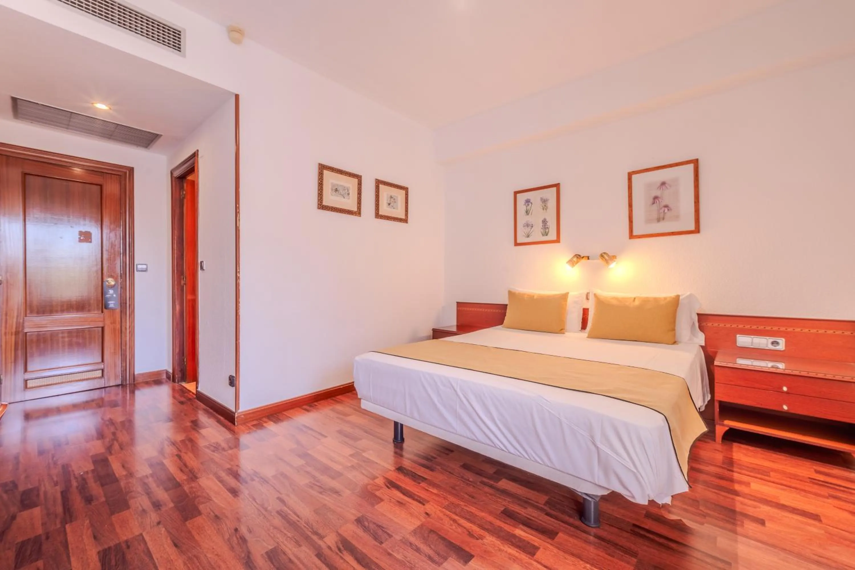 Bedroom, Bed in Hotel ITC Ciudad de Haro