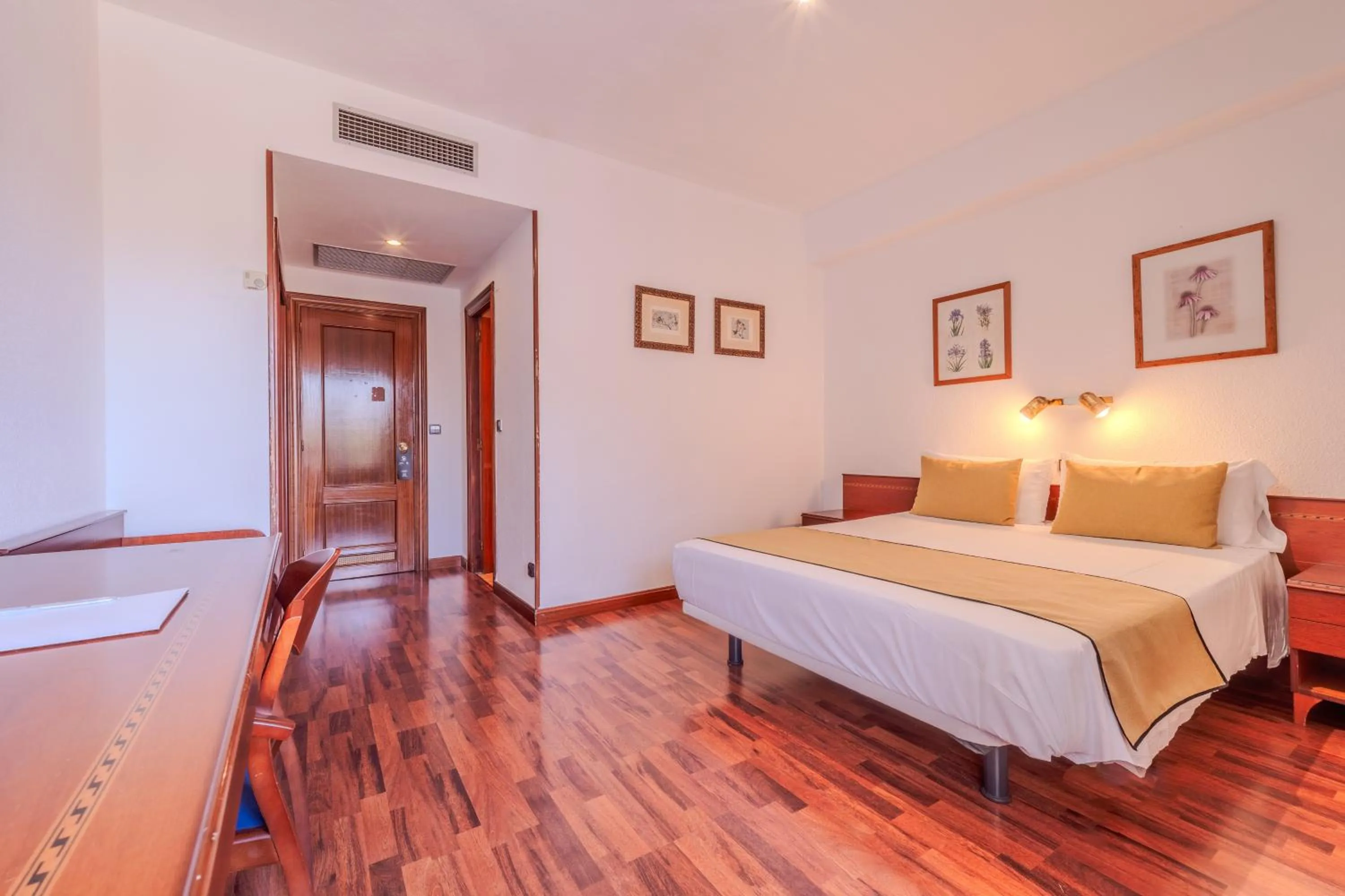 Bedroom, Bed in Hotel ITC Ciudad de Haro