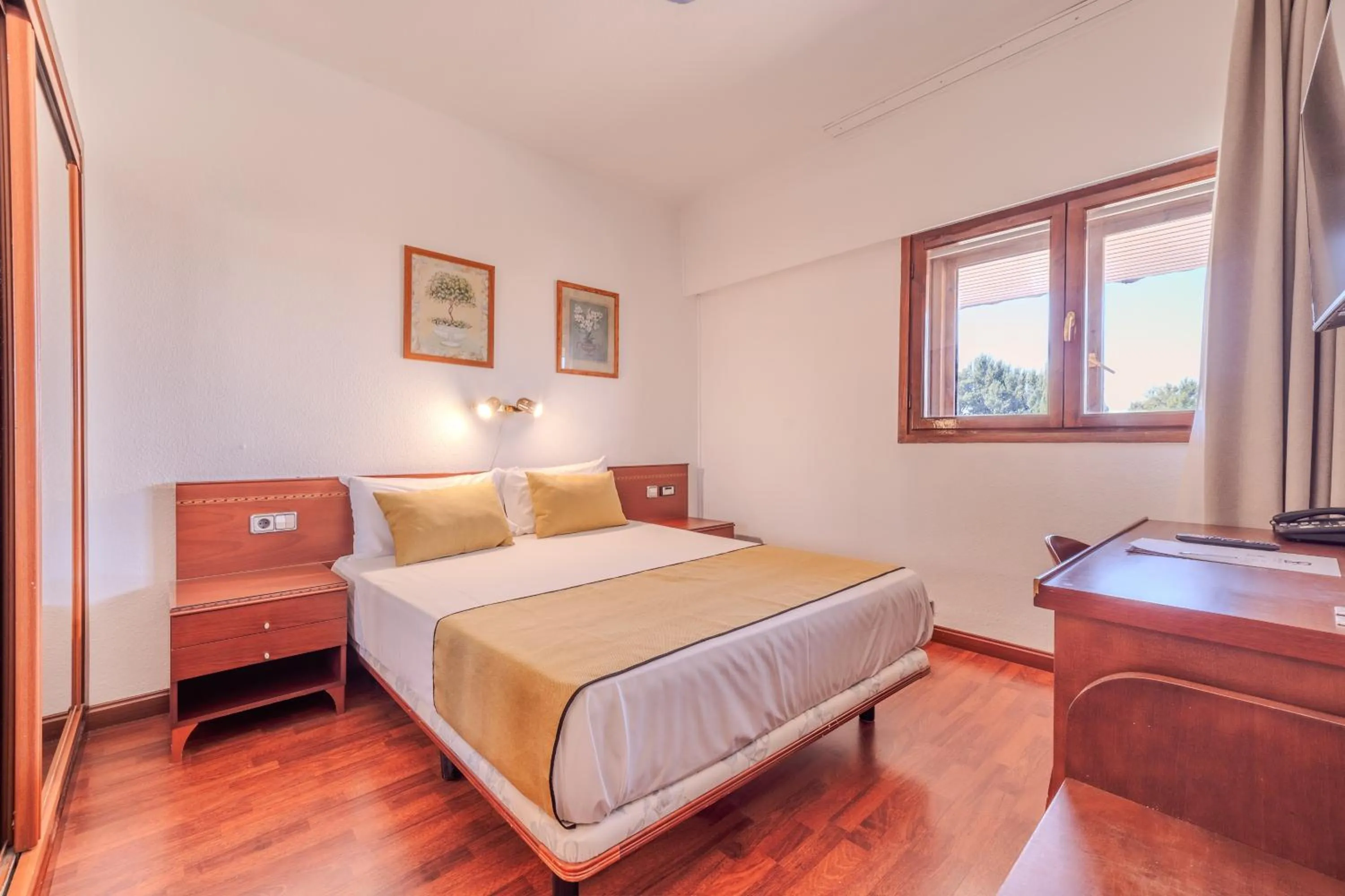 Bedroom, Bed in Hotel ITC Ciudad de Haro