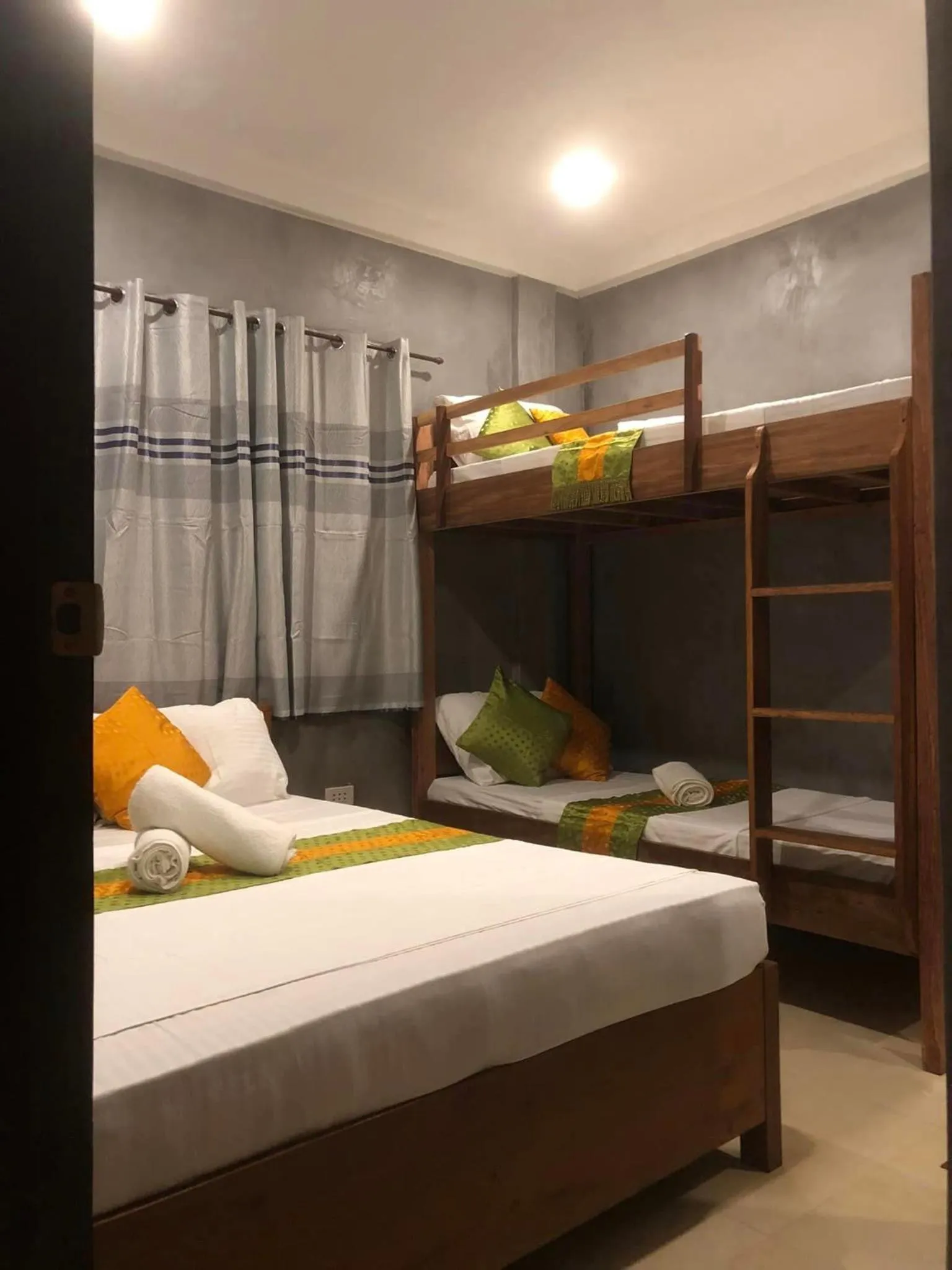 Bed in RL Harbor Inn